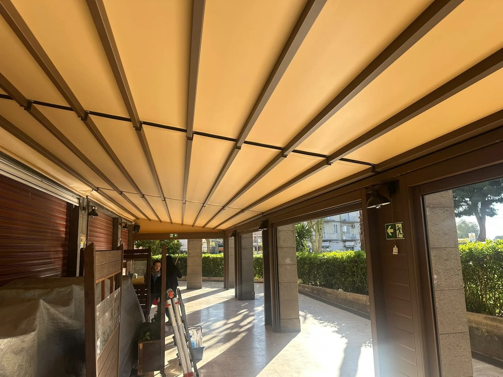 Pulizia di pergola e tendone esterno di un locale Pulizia di pergola e tendone esterno di un locale