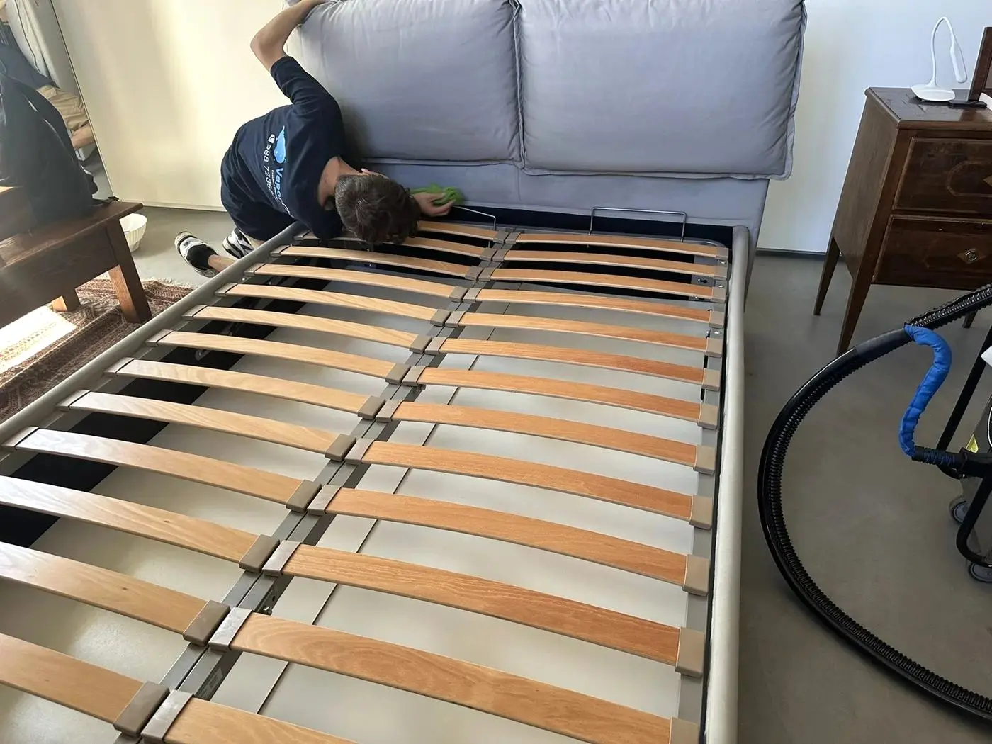 Pulizia e sanificazione a vapore di struttura e testata letto Pulizia e sanificazione a vapore di struttura e testata letto