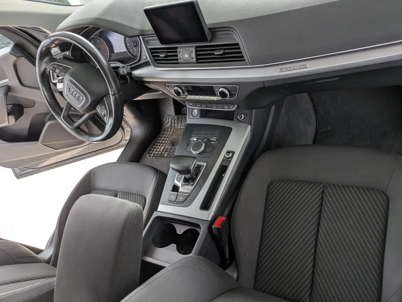 Abitacolo di un'Audi Q5 dopo la sanificazione completa degli interni Abitacolo di un'Audi Q5 dopo la sanificazione completa degli interni