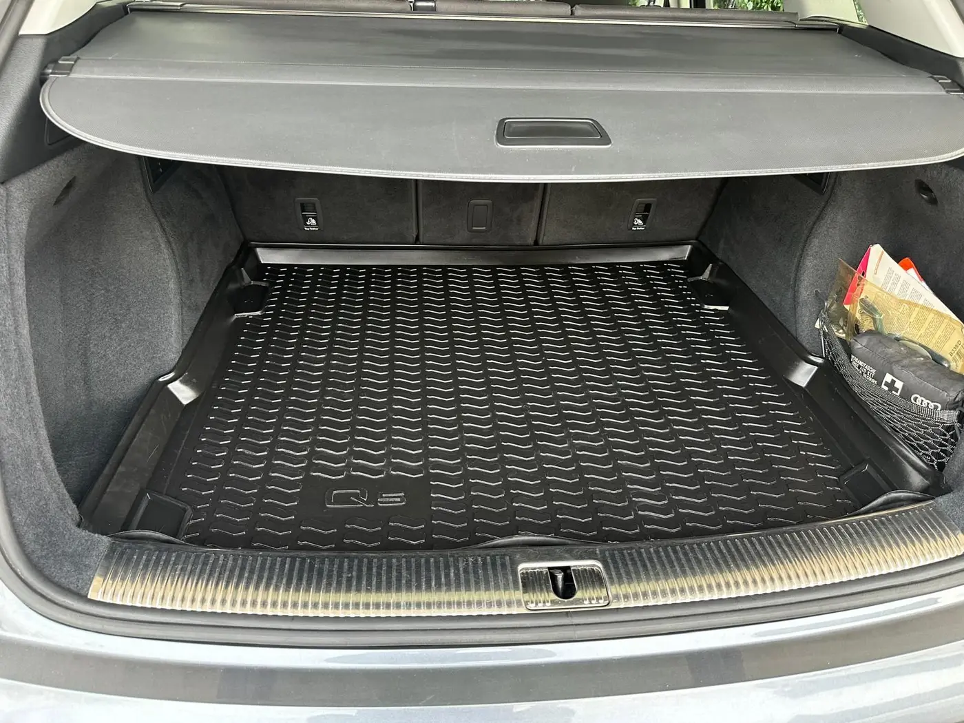 Bagagliaio di un'Audi Q5 pulito Bagagliaio di un'Audi Q5 pulito
