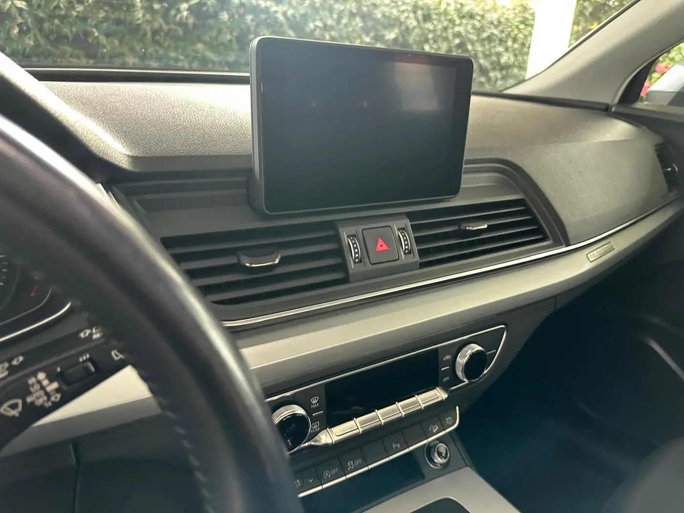 Schermo e bocchette della plancia di un'Audi puliti Schermo e bocchette della plancia di un'Audi puliti