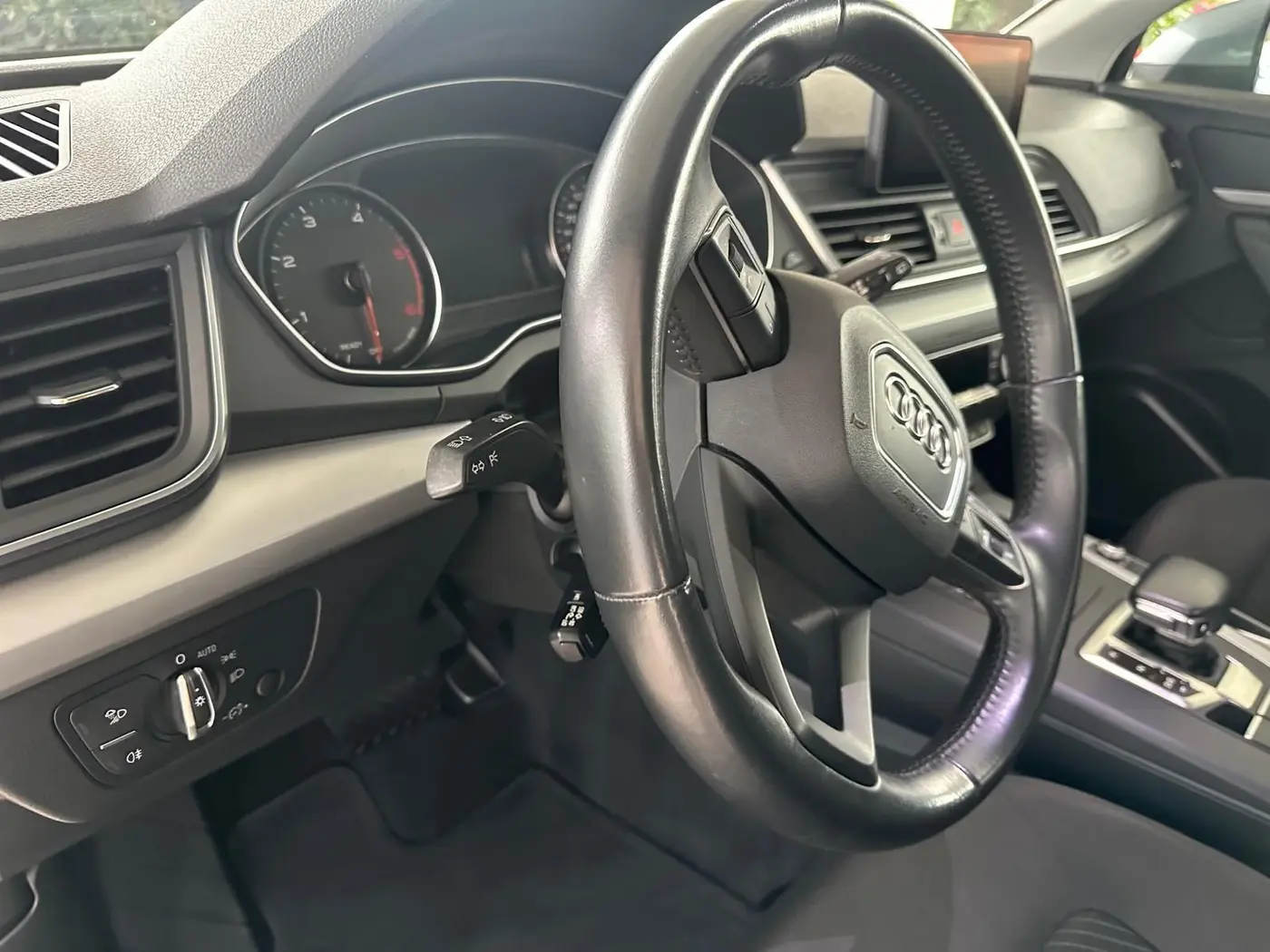 Volante e plancia di un'Audi sanificati Volante e plancia di un'Audi sanificati