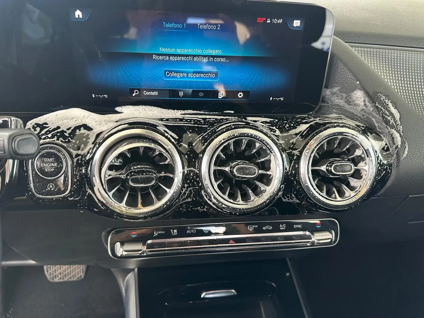 Igienizzazione con schiuma delle bocchette dell'aria di una Mercedes Igienizzazione con schiuma delle bocchette dell'aria di una Mercedes
