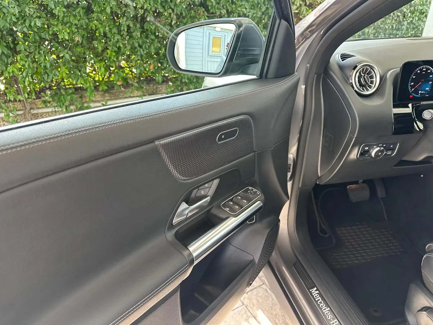 Pannello porta di una Mercedes pulito e igienizzato Pannello porta di una Mercedes pulito e igienizzato