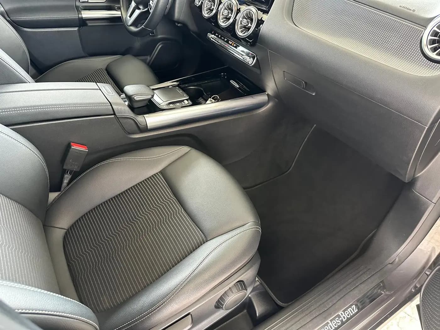 Sedile del passeggero e tappetino di una Mercedes sanificati Sedile del passeggero e tappetino di una Mercedes sanificati