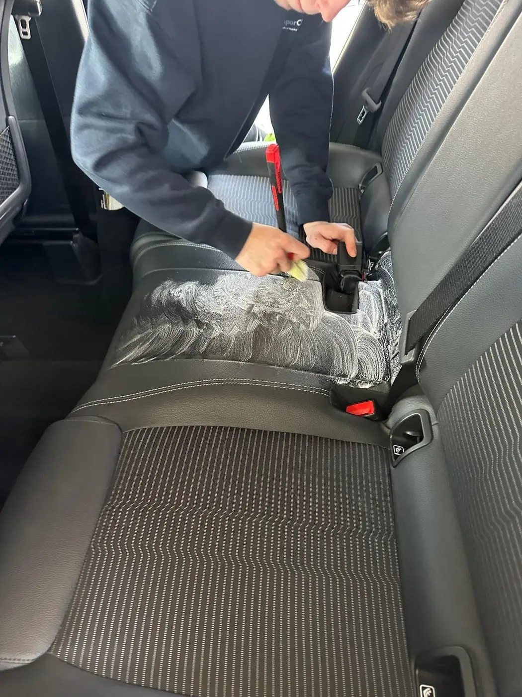 Operatore VaporChic igienizza i sedili posteriori di una Mercedes Operatore VaporChic igienizza i sedili posteriori di una Mercedes