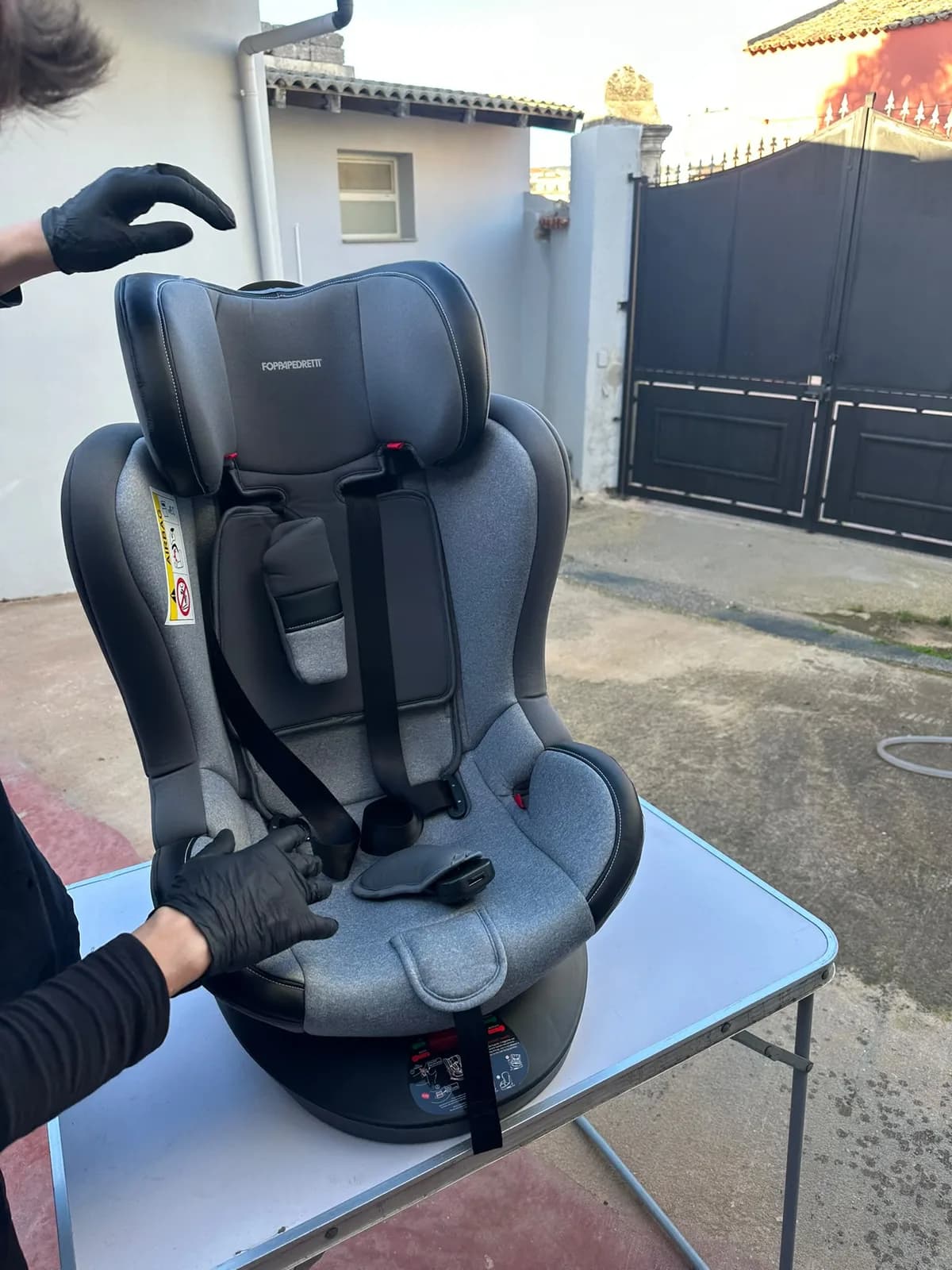 Sanificazione a vapore 180° di seggiolino auto per bambini Sanificazione a vapore 180° di seggiolino auto per bambini