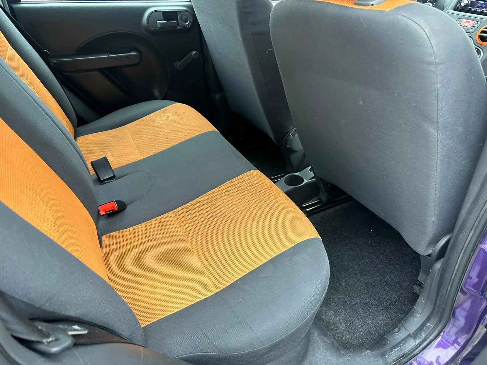 Confronto prima e dopo la smacchiatura a vapore del sedile di un'autovettura Confronto prima e dopo la smacchiatura a vapore del sedile di un'autovettura
