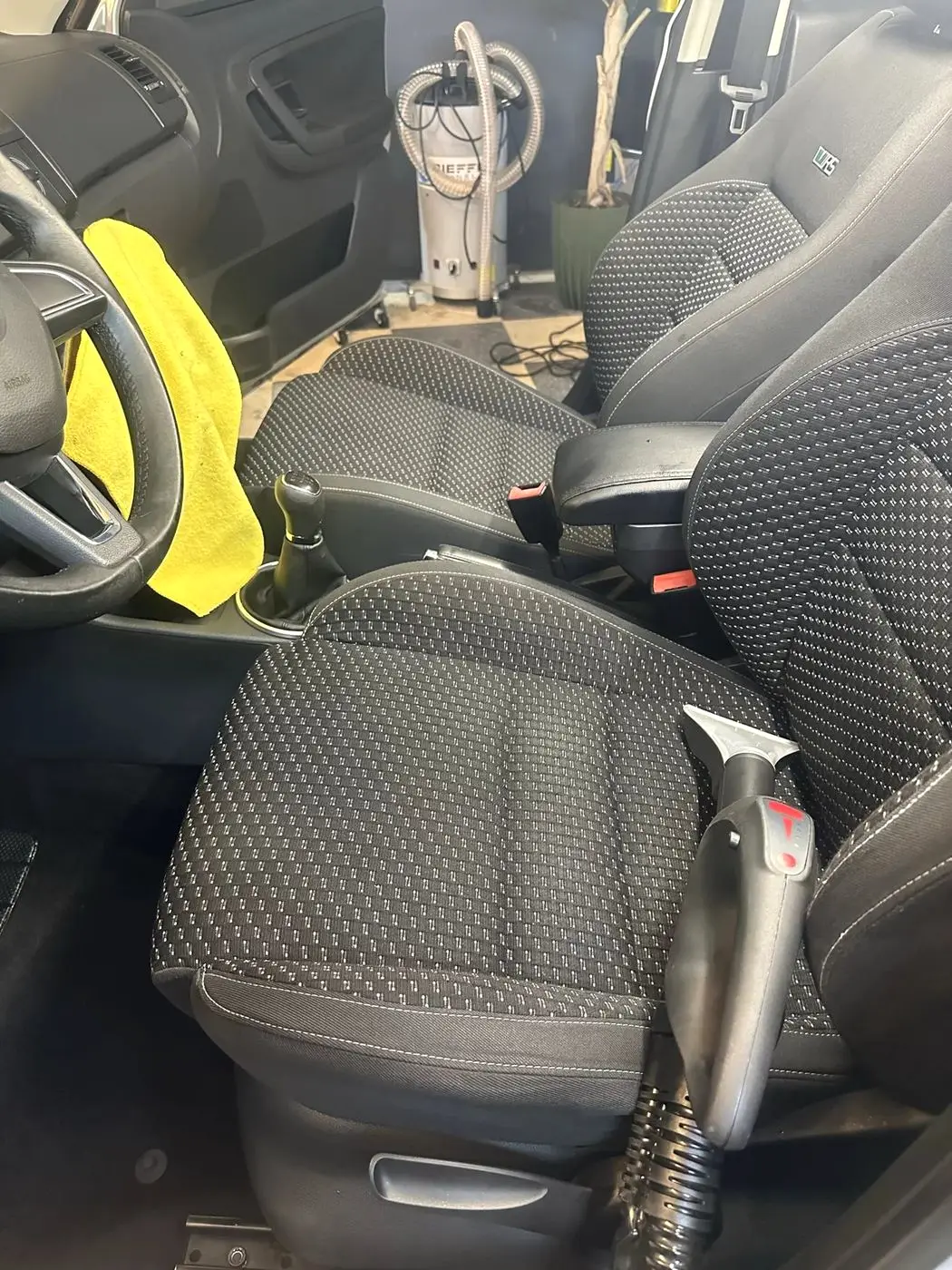 Smacchiatura professionale della tappezzeria di un sedile auto Smacchiatura professionale della tappezzeria di un sedile auto