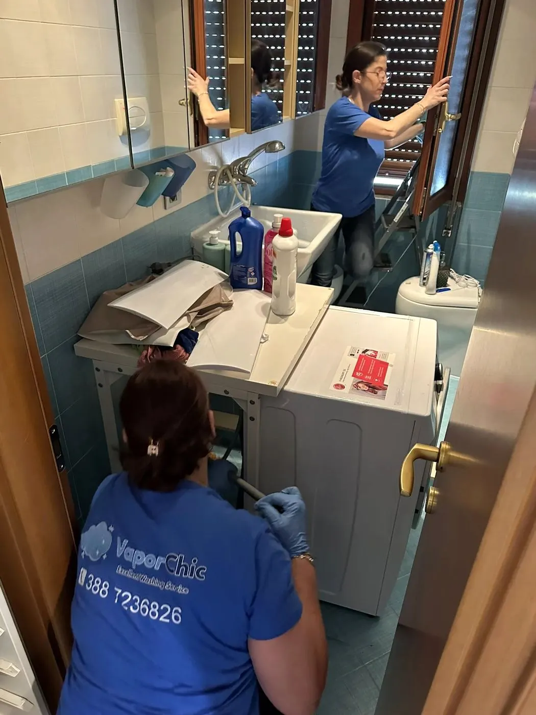 Due operatrici CleanChic con divisa VaporChic puliscono il bagno di una struttura ricettiva Due operatrici CleanChic con divisa VaporChic puliscono il bagno di una struttura ricettiva