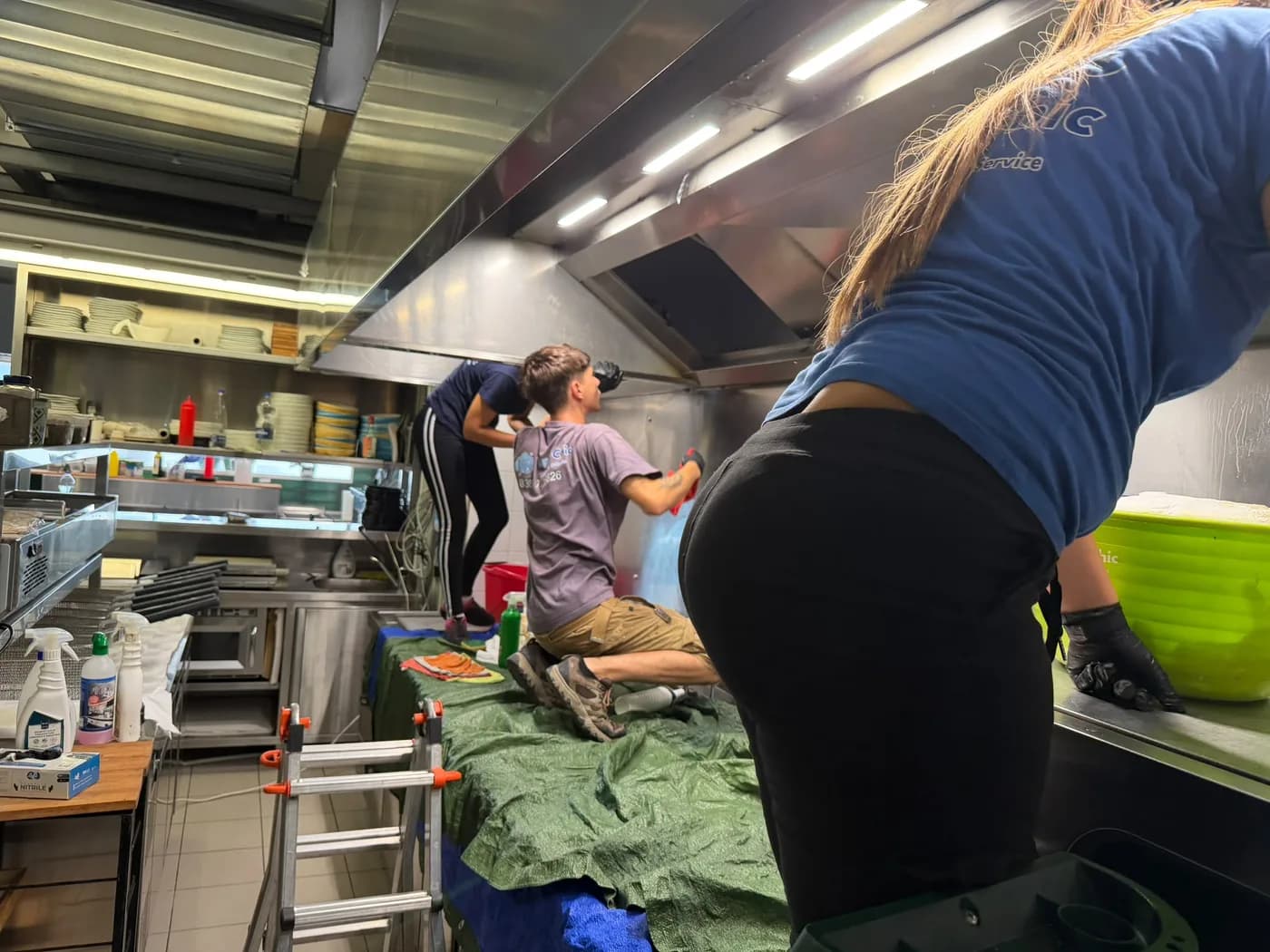 Squadra VaporChic al lavoro nella cucina professionale di un ristorante Squadra VaporChic al lavoro nella cucina professionale di un ristorante