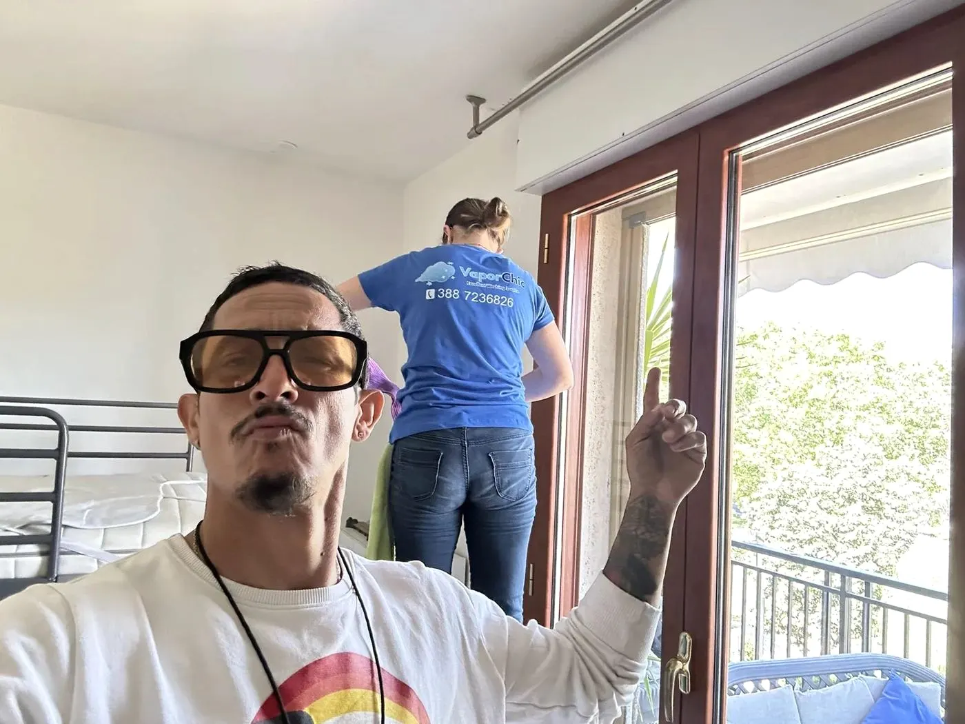 Fabrizio Presti e la squadra in divisa VaporChic durante le pulizie di un appartamento e locale Fabrizio Presti e la squadra in divisa VaporChic durante le pulizie di un appartamento e locale