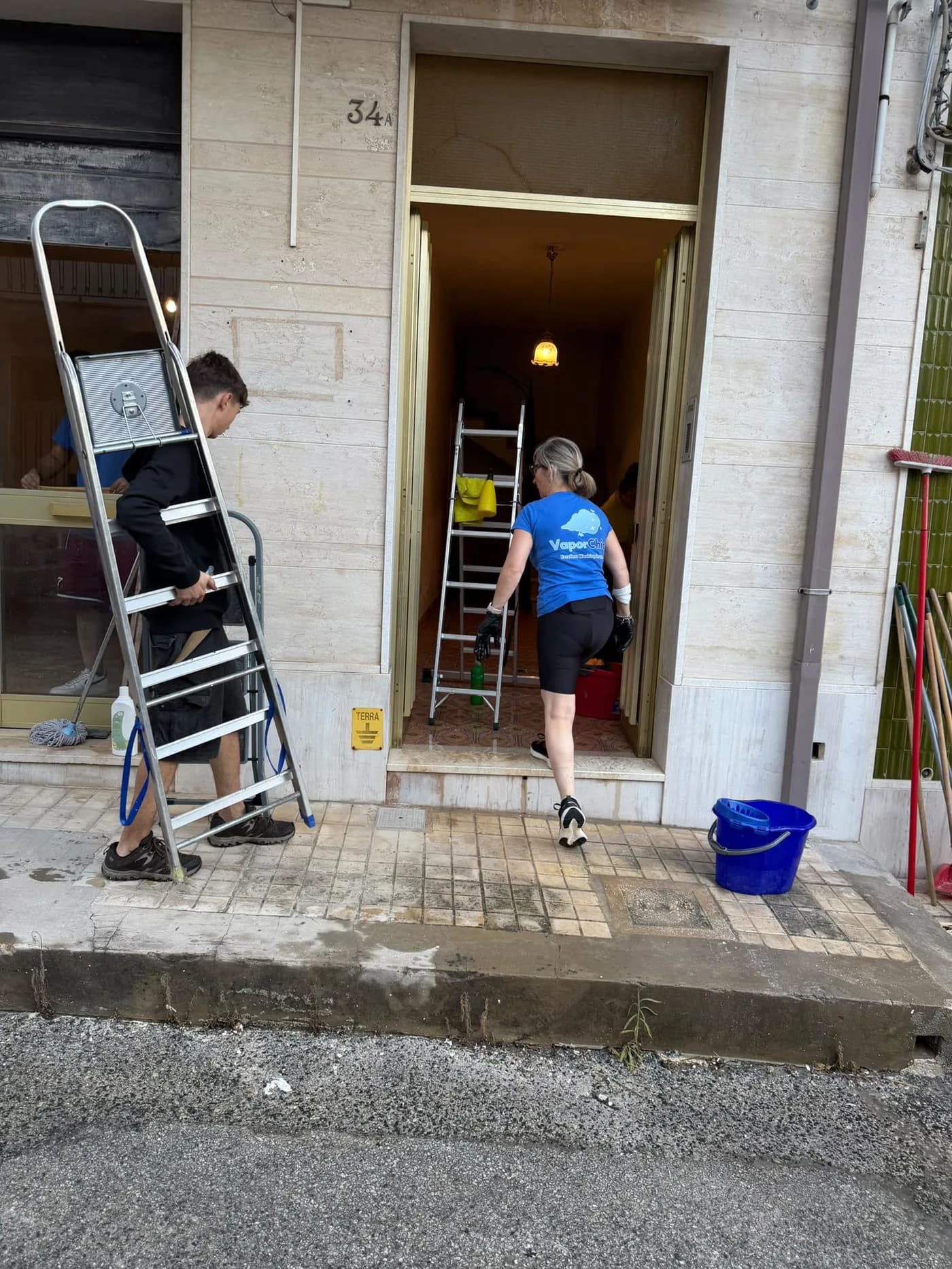 Squadra VaporChic con scale e attrezzature all'ingresso del cantiere Squadra VaporChic con scale e attrezzature all'ingresso del cantiere