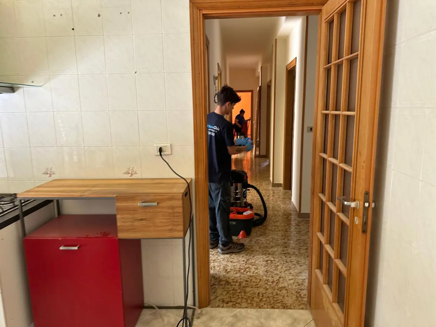 Squadra VaporChic al lavoro tra cucina e corridoio di un appartamento Squadra VaporChic al lavoro tra cucina e corridoio di un appartamento