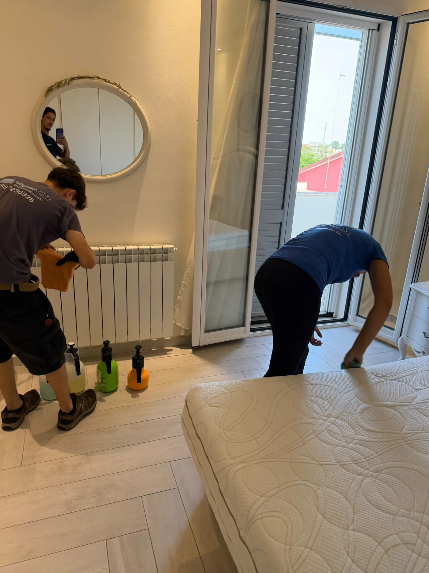 Squadra VaporChic al lavoro in un appartamento ristrutturato Squadra VaporChic al lavoro in un appartamento ristrutturato