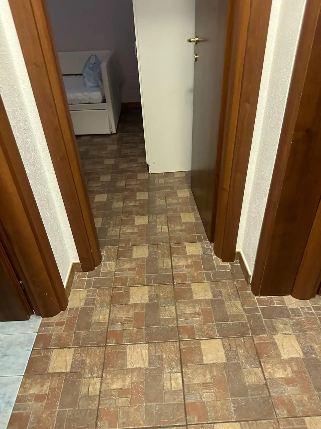 Corridoio e camere di una casa dopo la pulizia straordinaria Corridoio e camere di una casa dopo la pulizia straordinaria