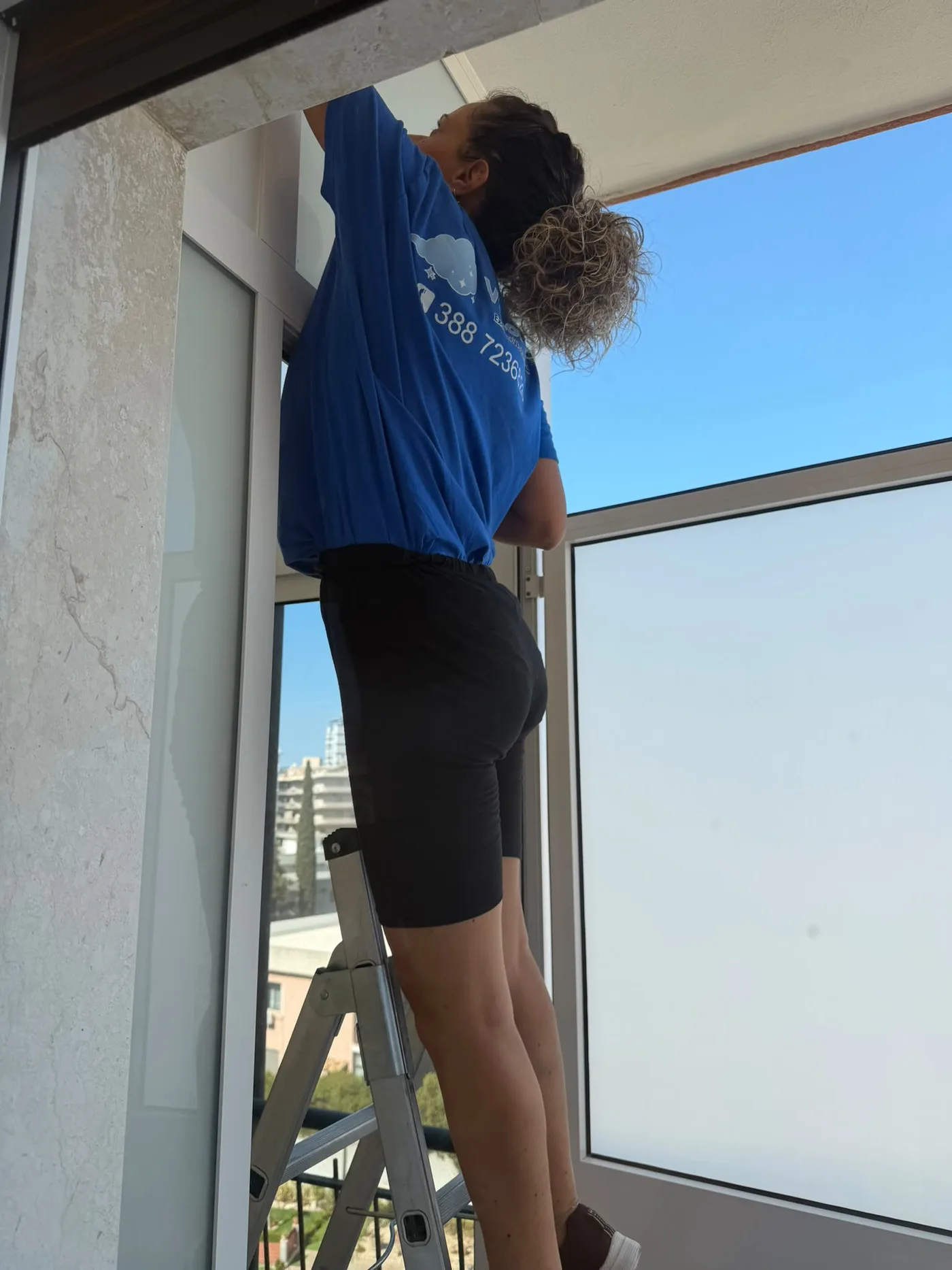 Pulizia in altezza di infissi e vetri su balcone dopo la ristrutturazione Pulizia in altezza di infissi e vetri su balcone dopo la ristrutturazione