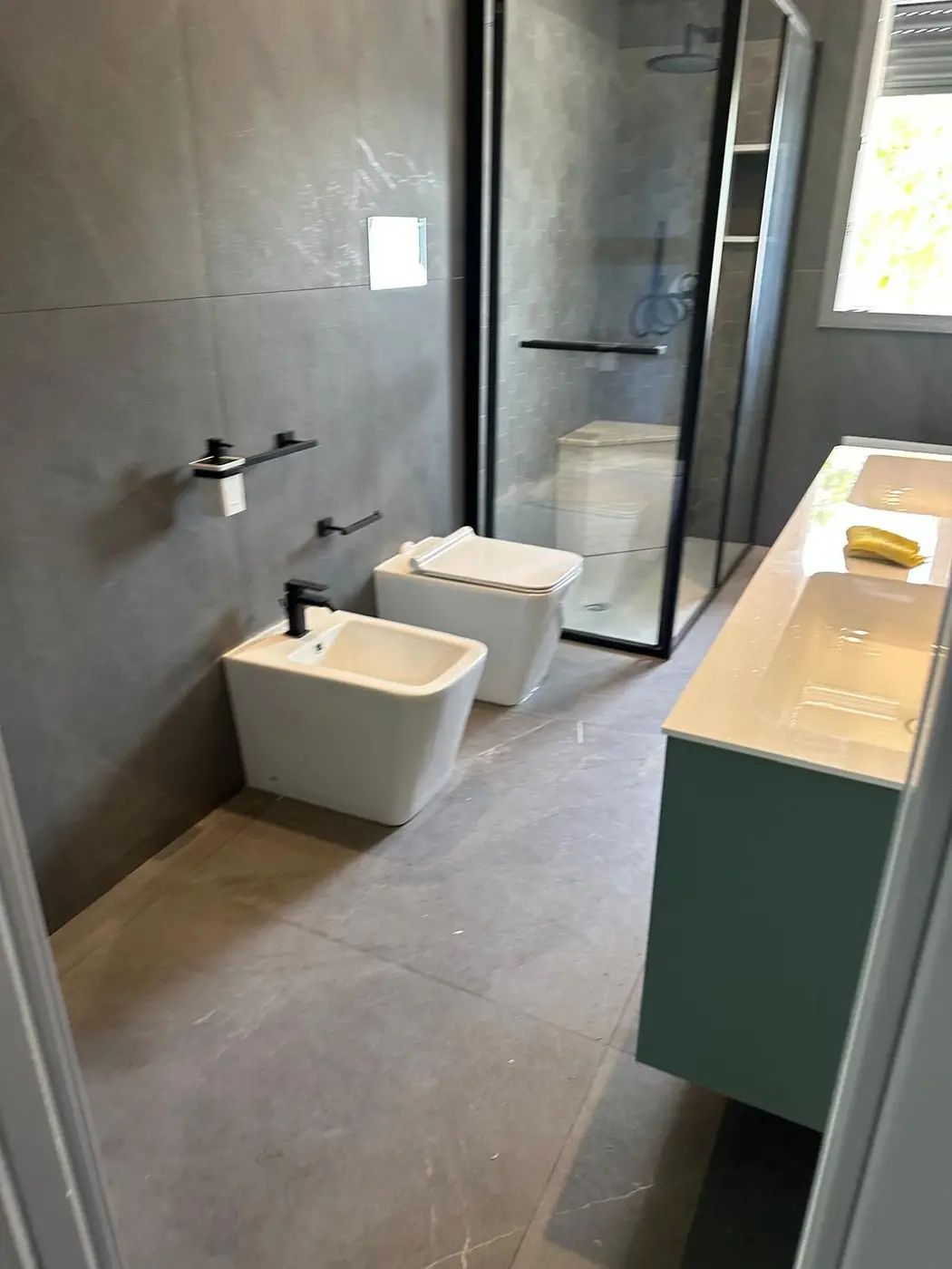 Bagno moderno pulito e igienizzato dopo la pulizia straordinaria Bagno moderno pulito e igienizzato dopo la pulizia straordinaria