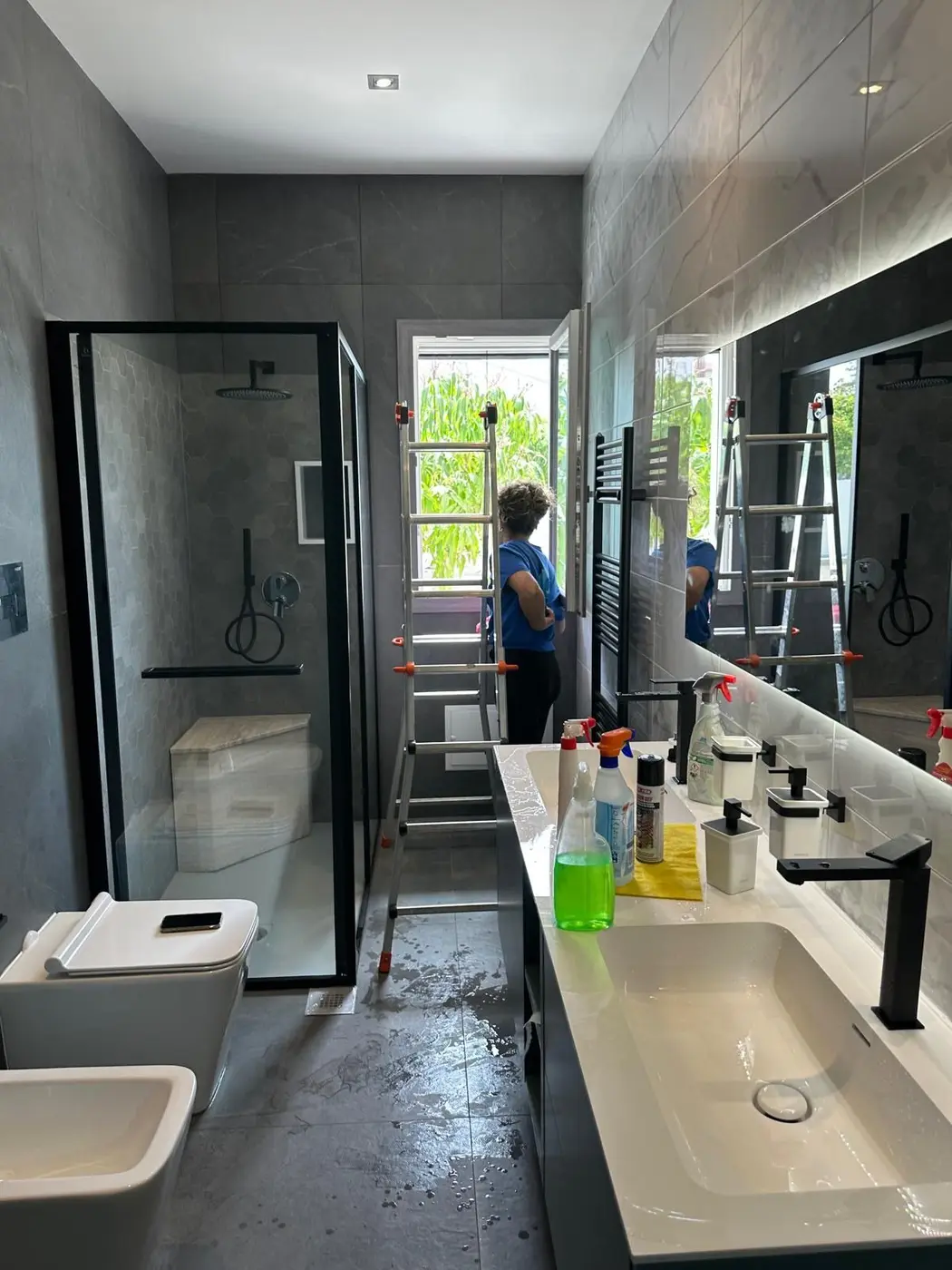 Squadra VaporChic al lavoro nel bagno di una villa Squadra VaporChic al lavoro nel bagno di una villa