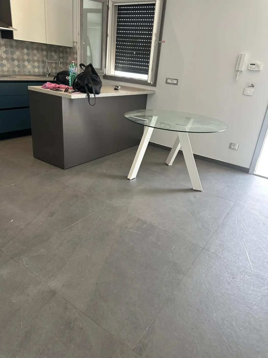 Cucina e zona giorno di una villa pronte dopo la pulizia Cucina e zona giorno di una villa pronte dopo la pulizia