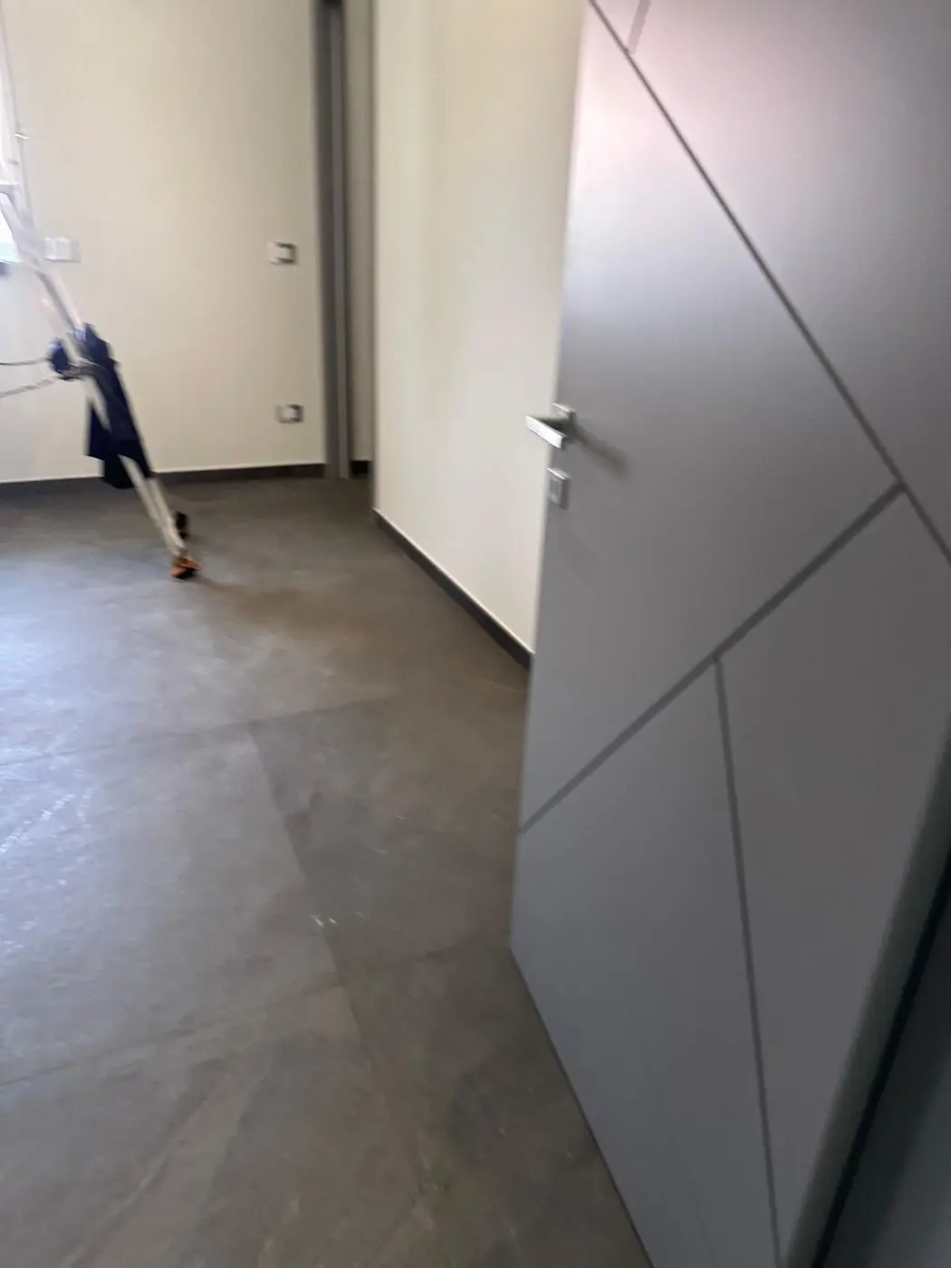 Porte e pavimento di una villa dopo la pulizia straordinaria Porte e pavimento di una villa dopo la pulizia straordinaria