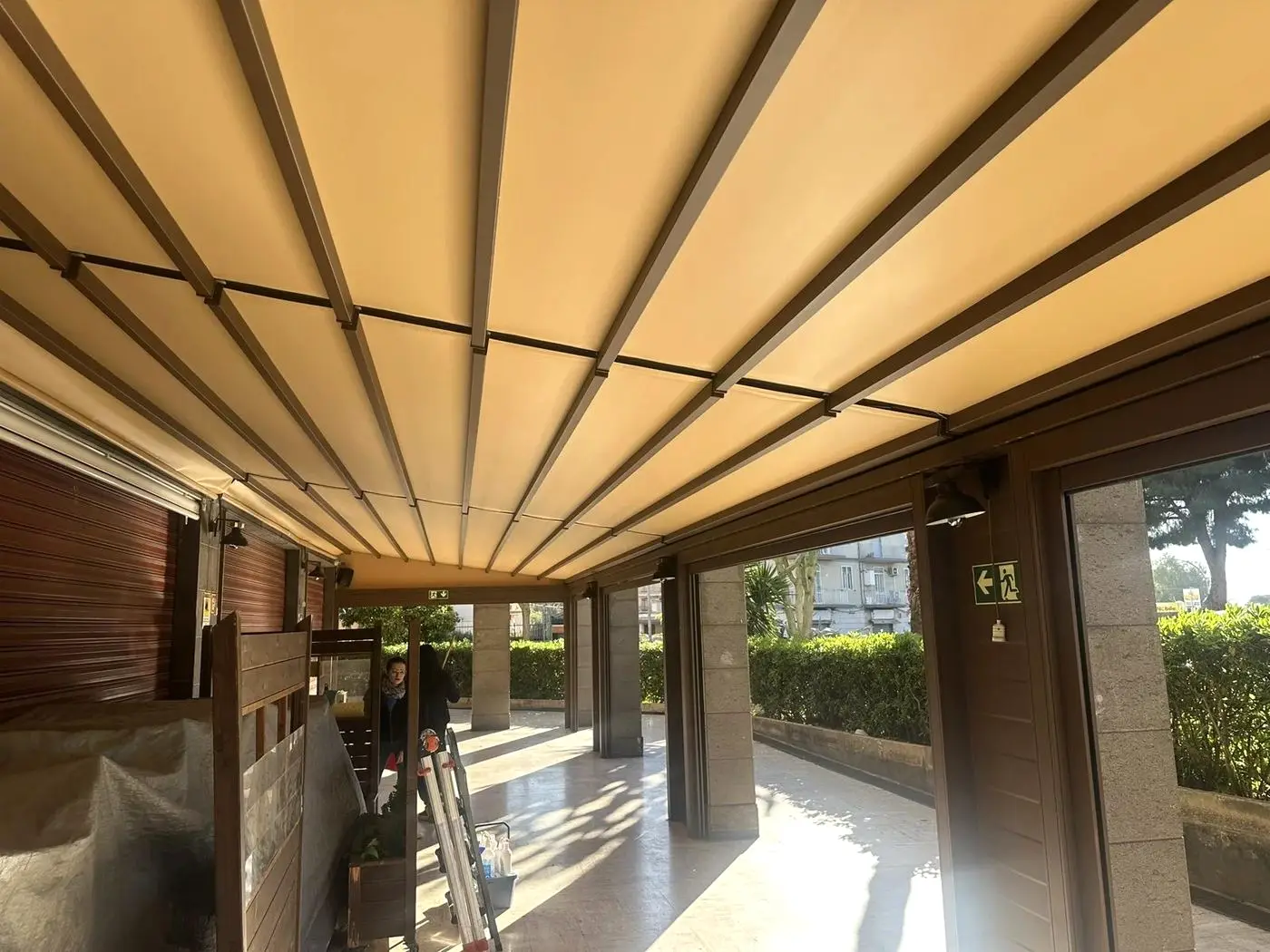 Lavaggio professionale di una tenda da sole Lavaggio professionale di una tenda da sole