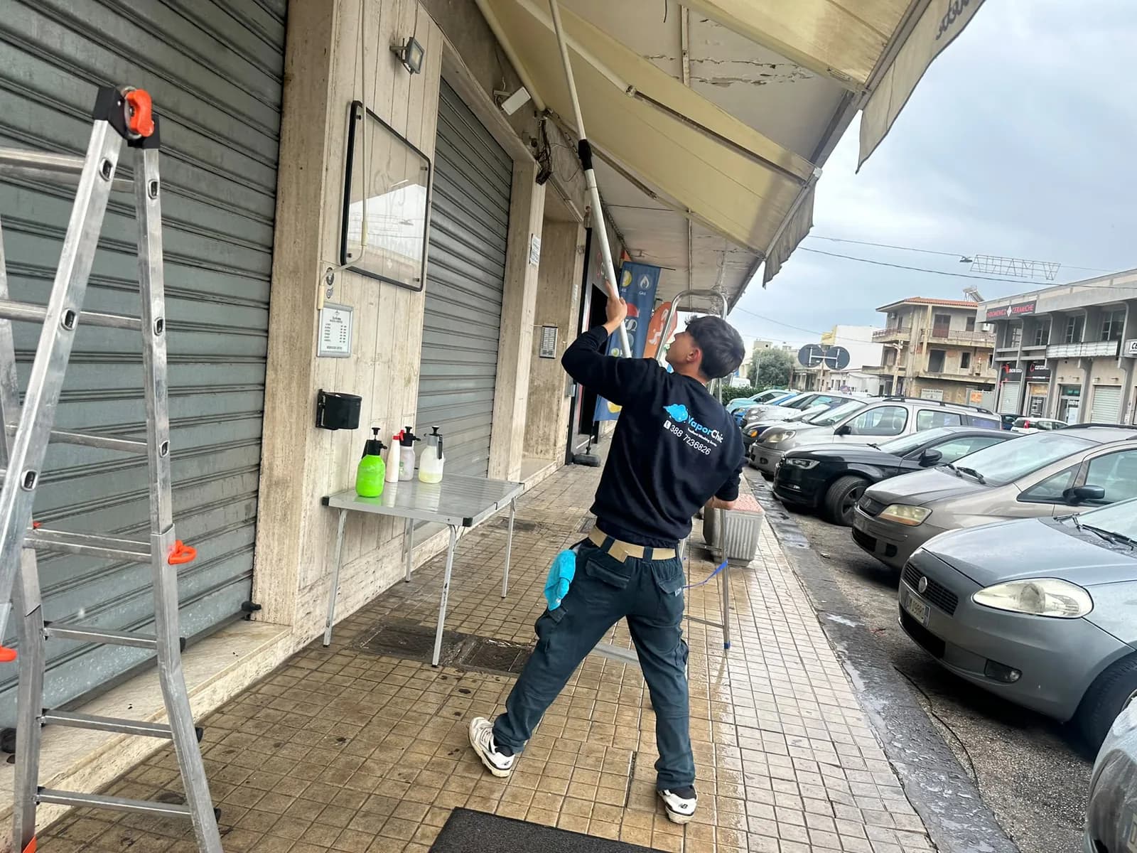 Pulizia di tende da sole per bar e attività commerciali Pulizia di tende da sole per bar e attività commerciali
