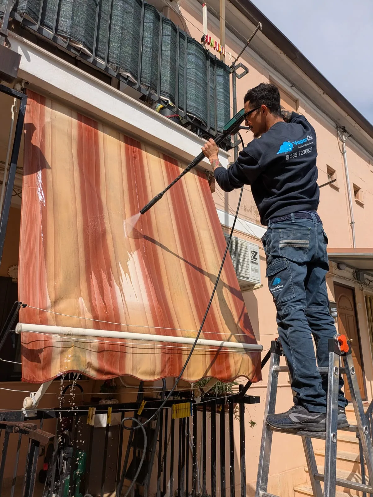 Lavaggio professionale di una tenda da sole con lancia e vapore Lavaggio professionale di una tenda da sole con lancia e vapore