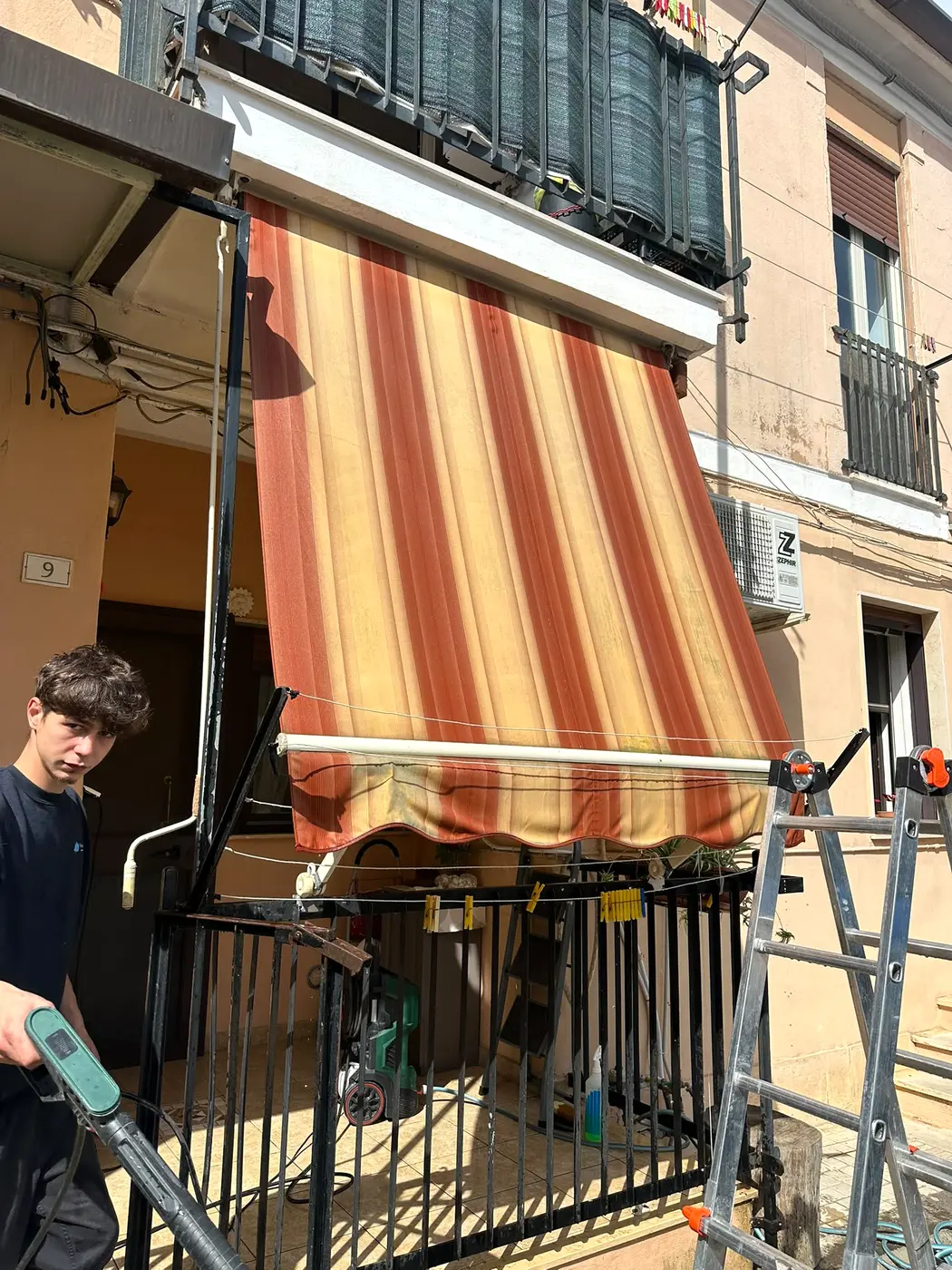 Pulizia a vapore di una tenda da sole a domicilio senza smontaggio Pulizia a vapore di una tenda da sole a domicilio senza smontaggio