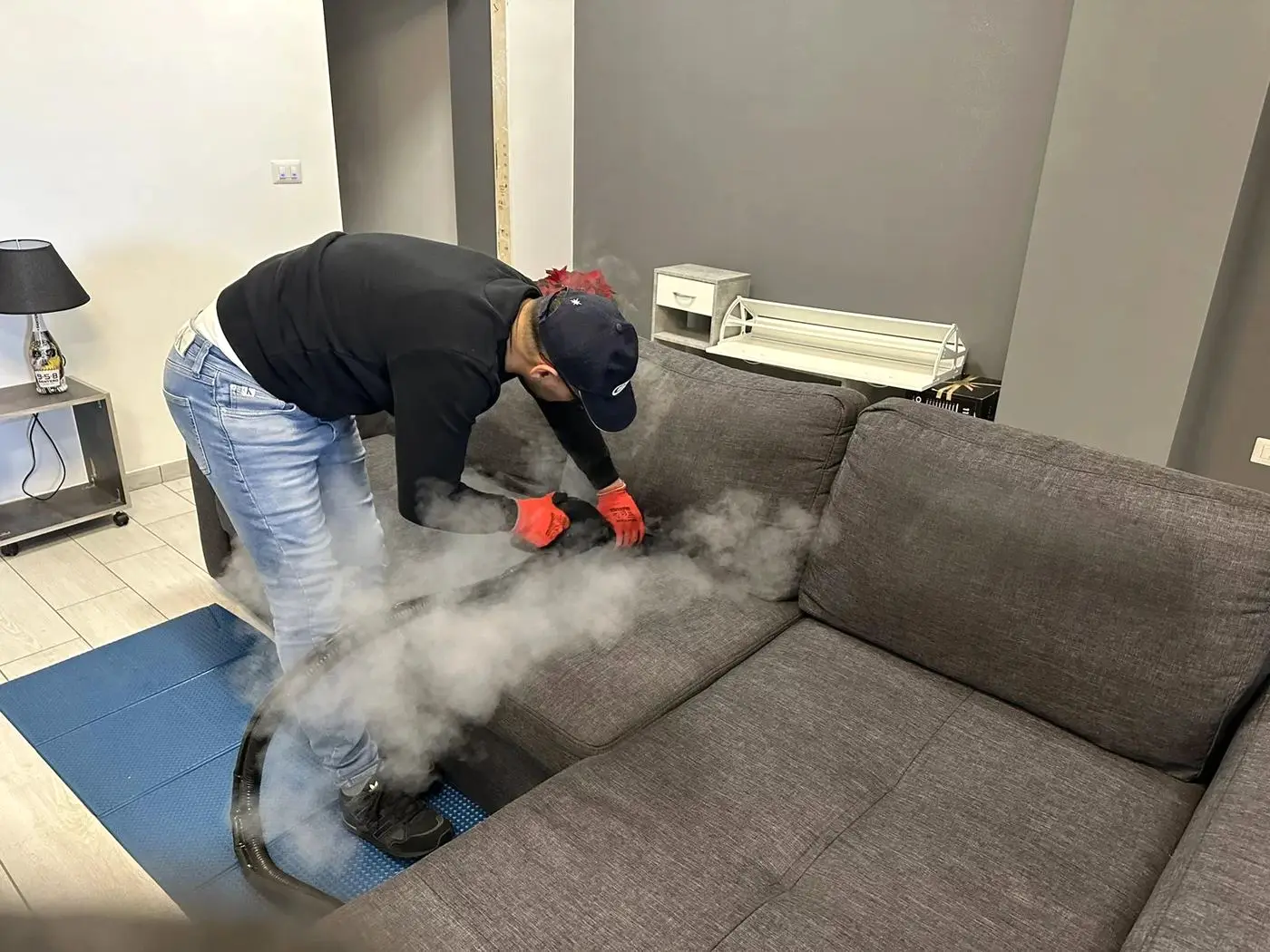 Sanificazione a vapore di un divano a domicilio Sanificazione a vapore di un divano a domicilio