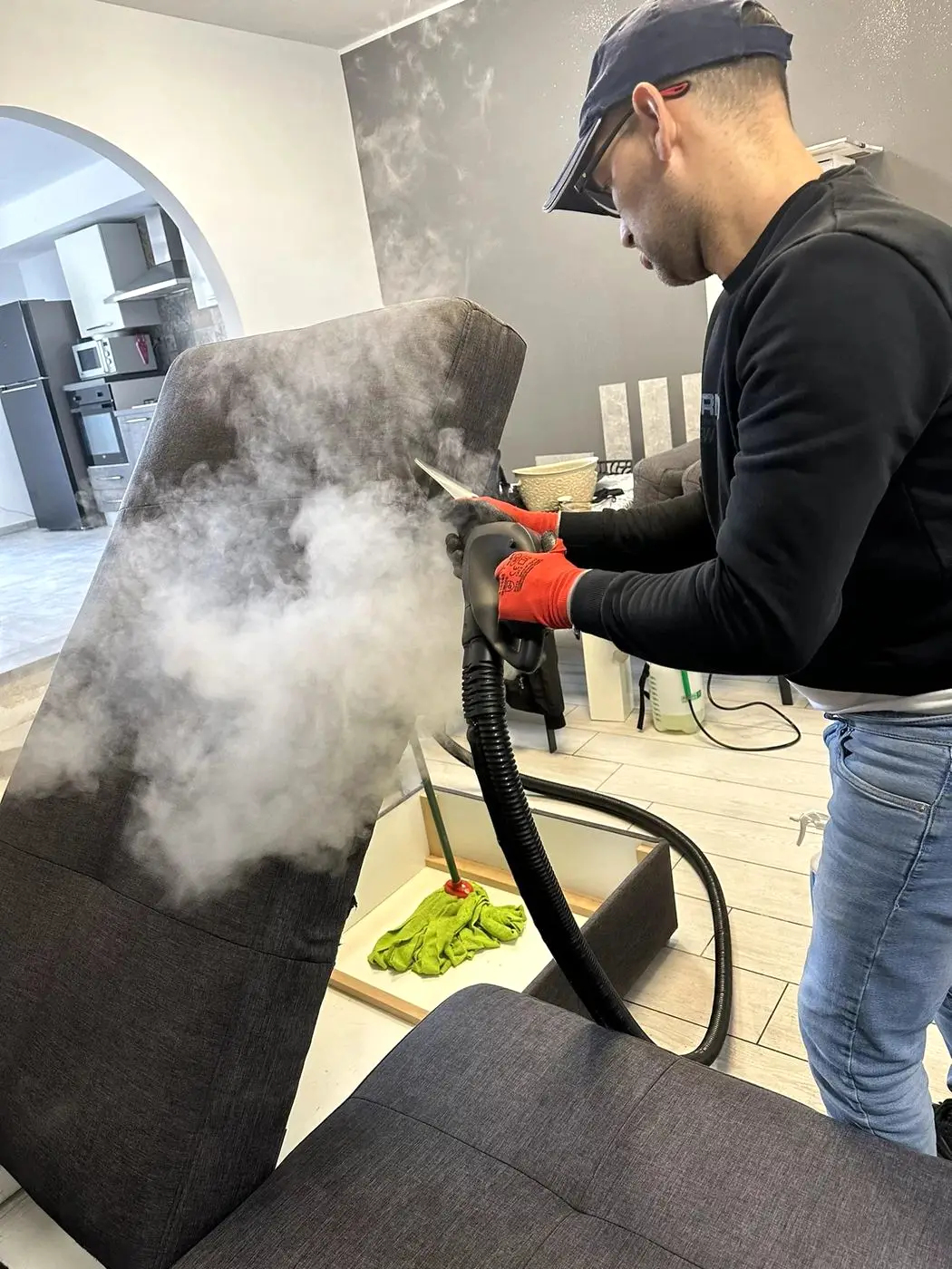 Sanificazione a vapore dei cuscini di un divano Sanificazione a vapore dei cuscini di un divano