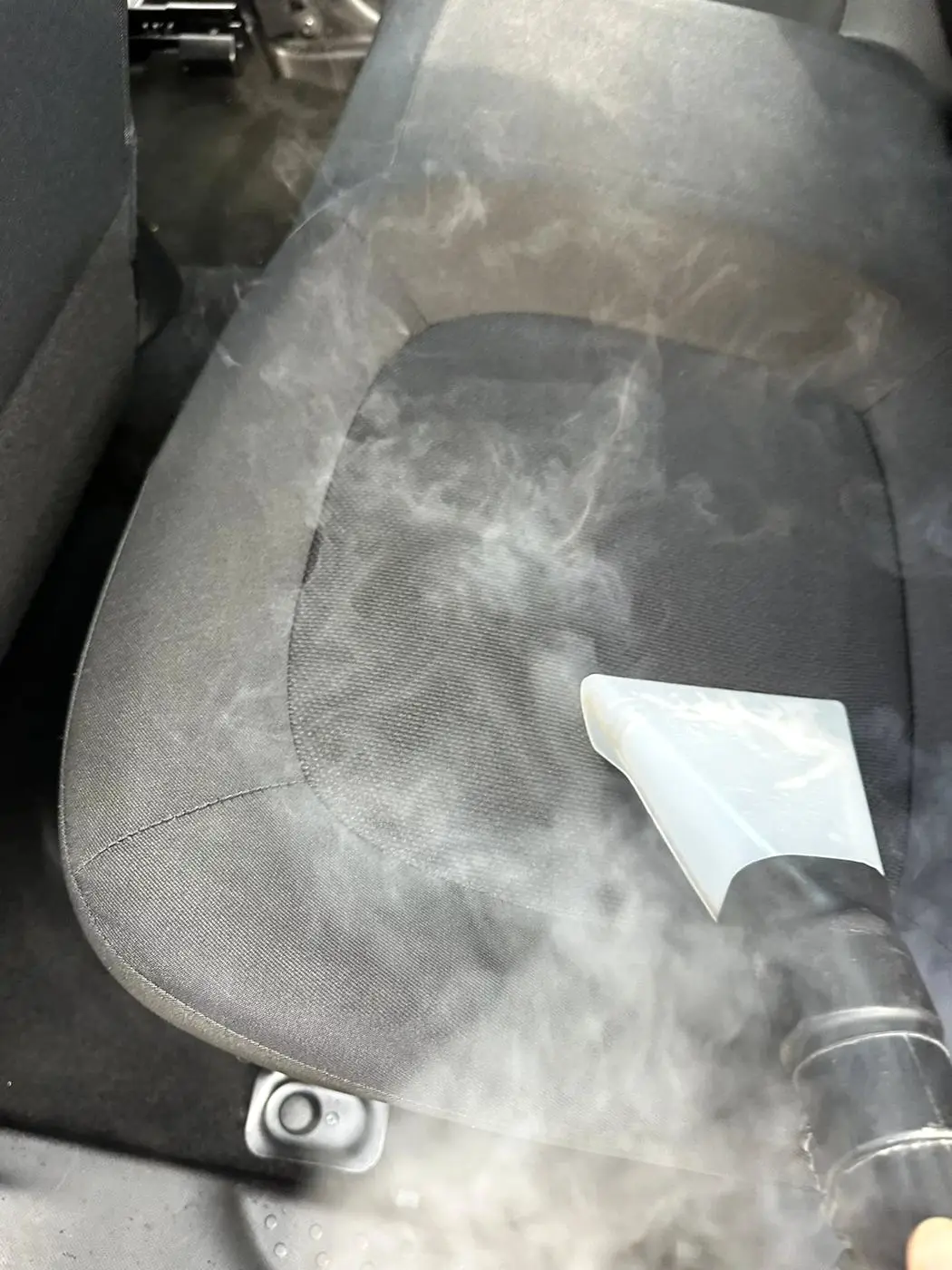 Sanificazione a vapore secco del sedile di un'auto Sanificazione a vapore secco del sedile di un'auto