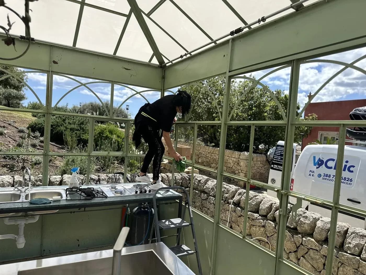 Pulizia veranda esterna con furgone attrezzato VaporChic Pulizia veranda esterna con furgone attrezzato VaporChic