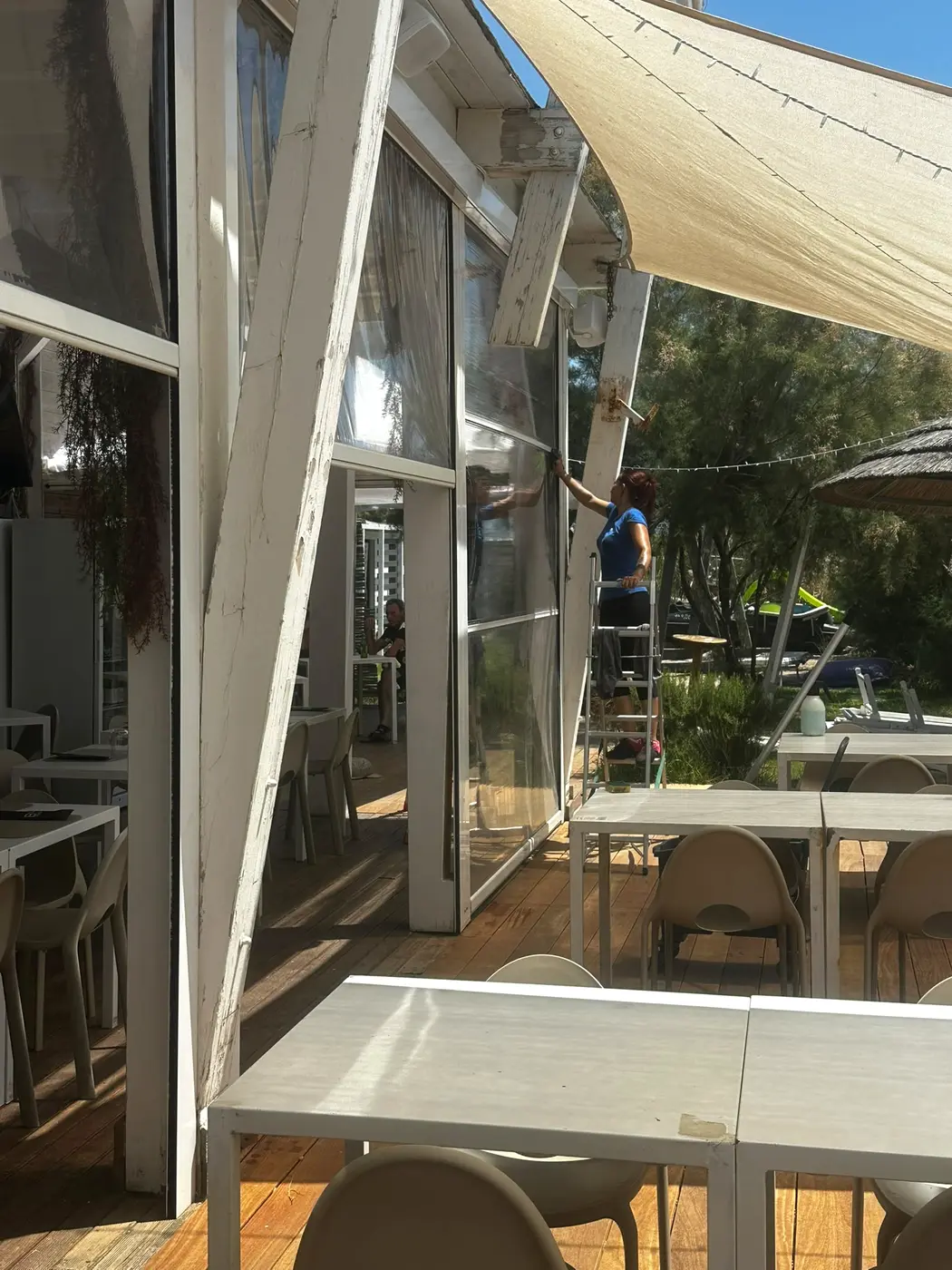 Pulizia professionale di veranda esterna con vetrate e chiusure Pulizia professionale di veranda esterna con vetrate e chiusure