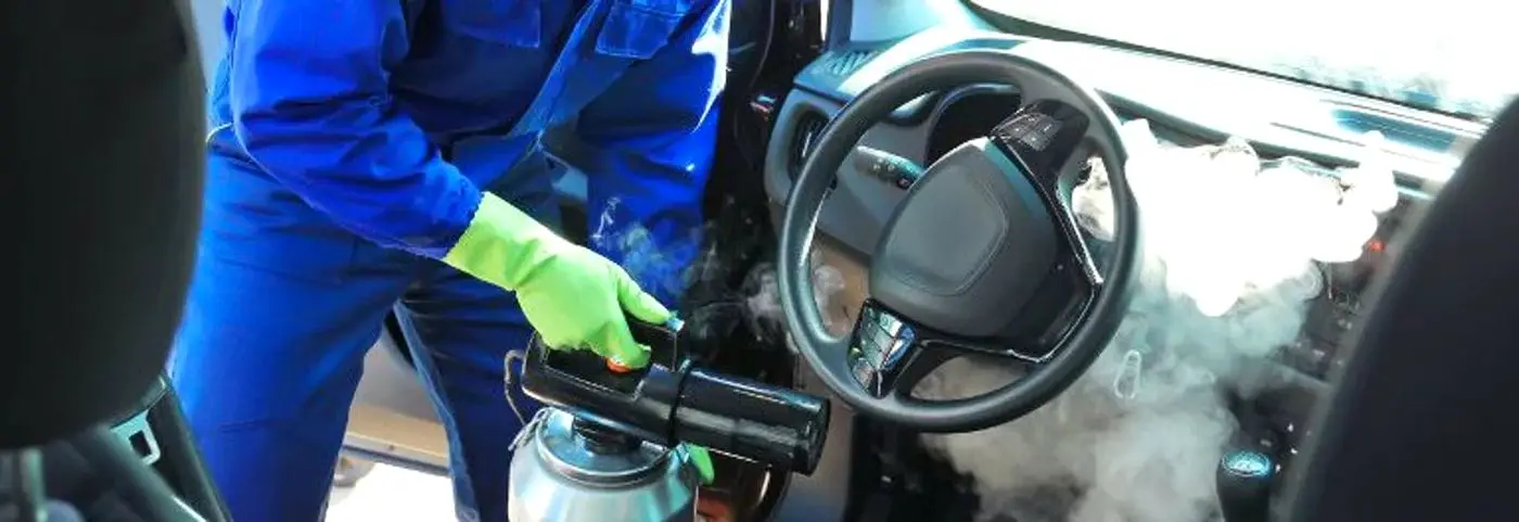 Pulizia e igienizzazione a vapore del volante Pulizia e igienizzazione a vapore del volante
