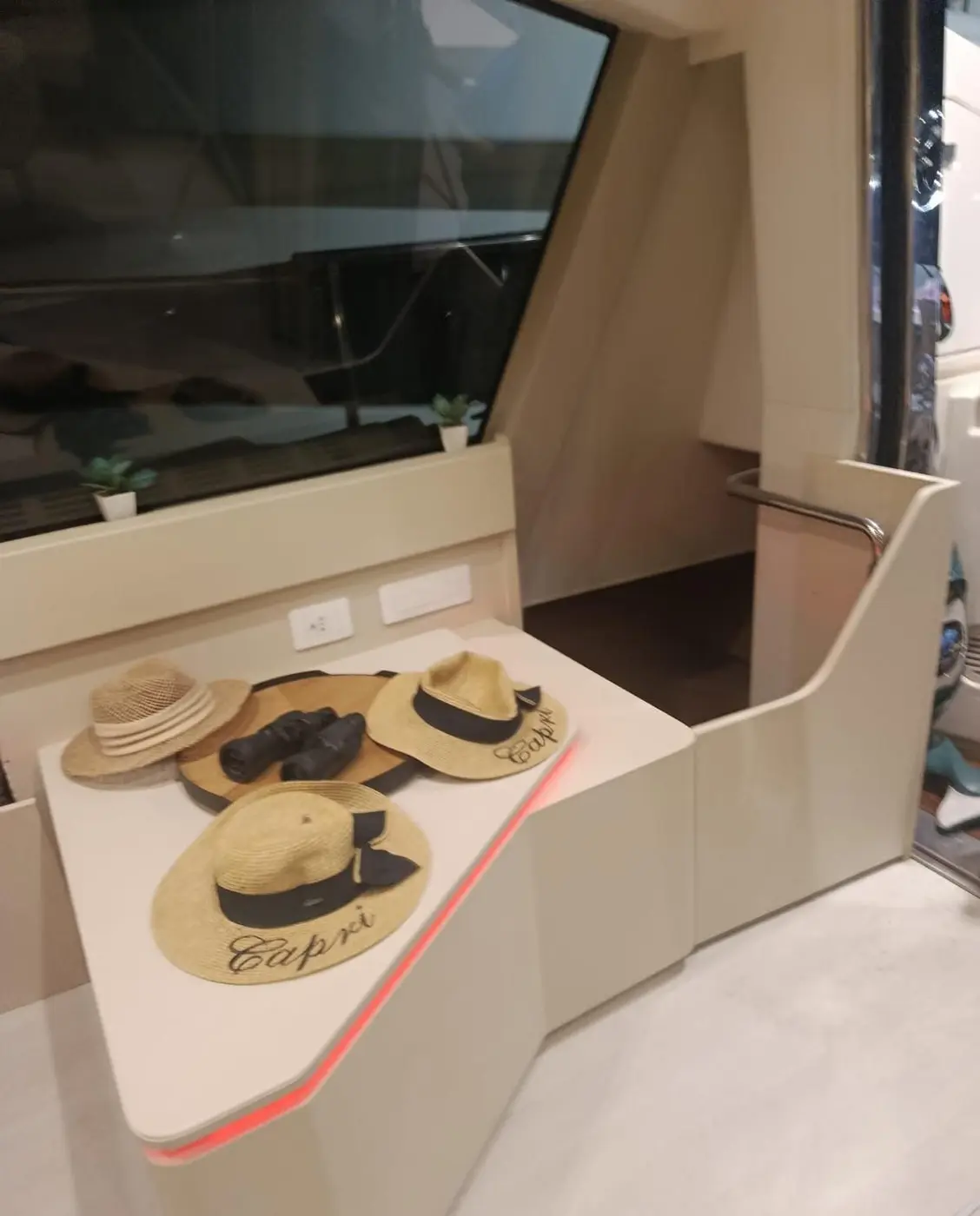 Arredi del salone di uno yacht puliti Arredi del salone di uno yacht puliti