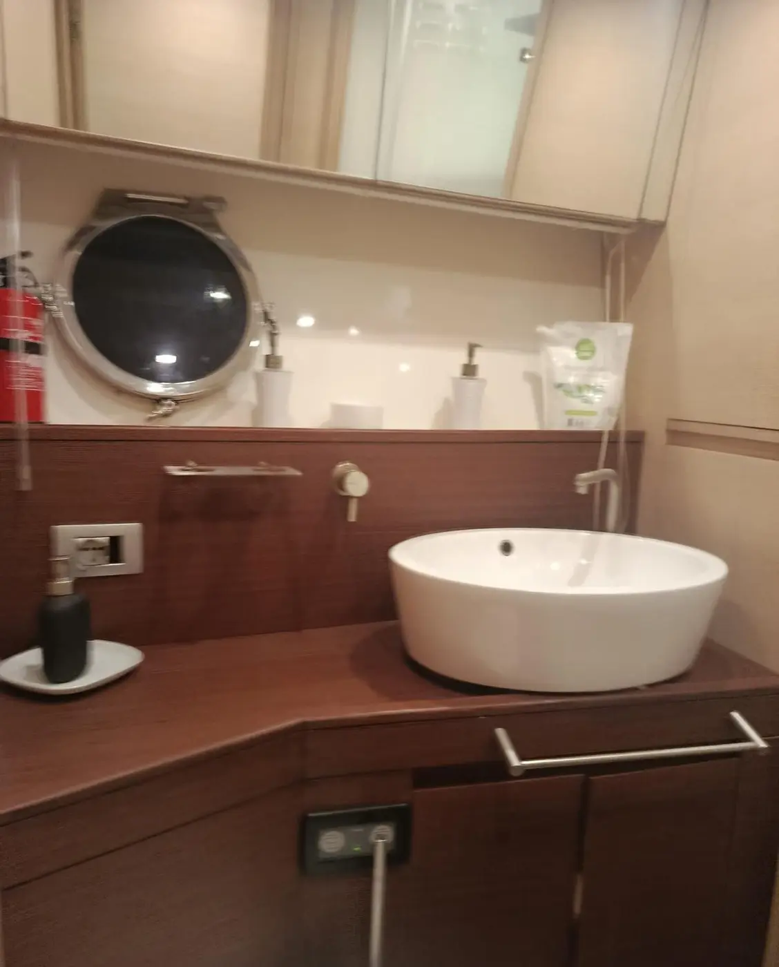 Bagno di bordo di uno yacht pulito e igienizzato Bagno di bordo di uno yacht pulito e igienizzato