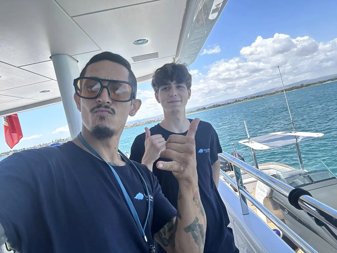 Fabrizio e la squadra in divisa VaporChic a bordo di uno yacht a Siracusa per pulizia e sanificazione Fabrizio e la squadra in divisa VaporChic a bordo di uno yacht a Siracusa per pulizia e sanificazione