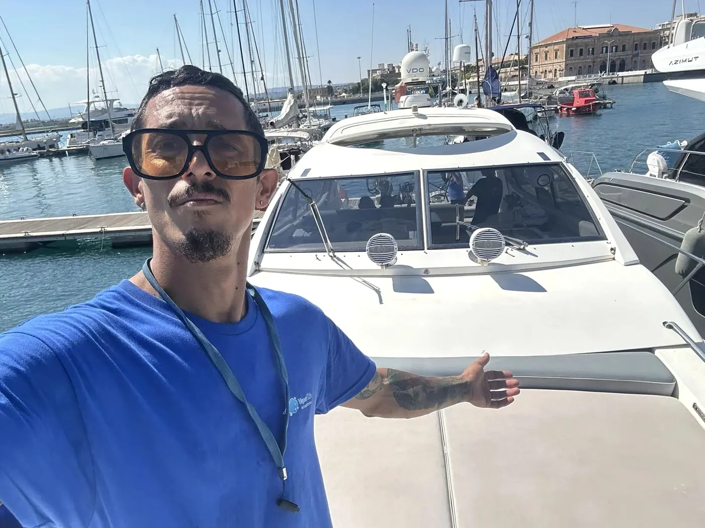 Fabrizio in divisa VaporChic al porto davanti agli yacht Fabrizio in divisa VaporChic al porto davanti agli yacht