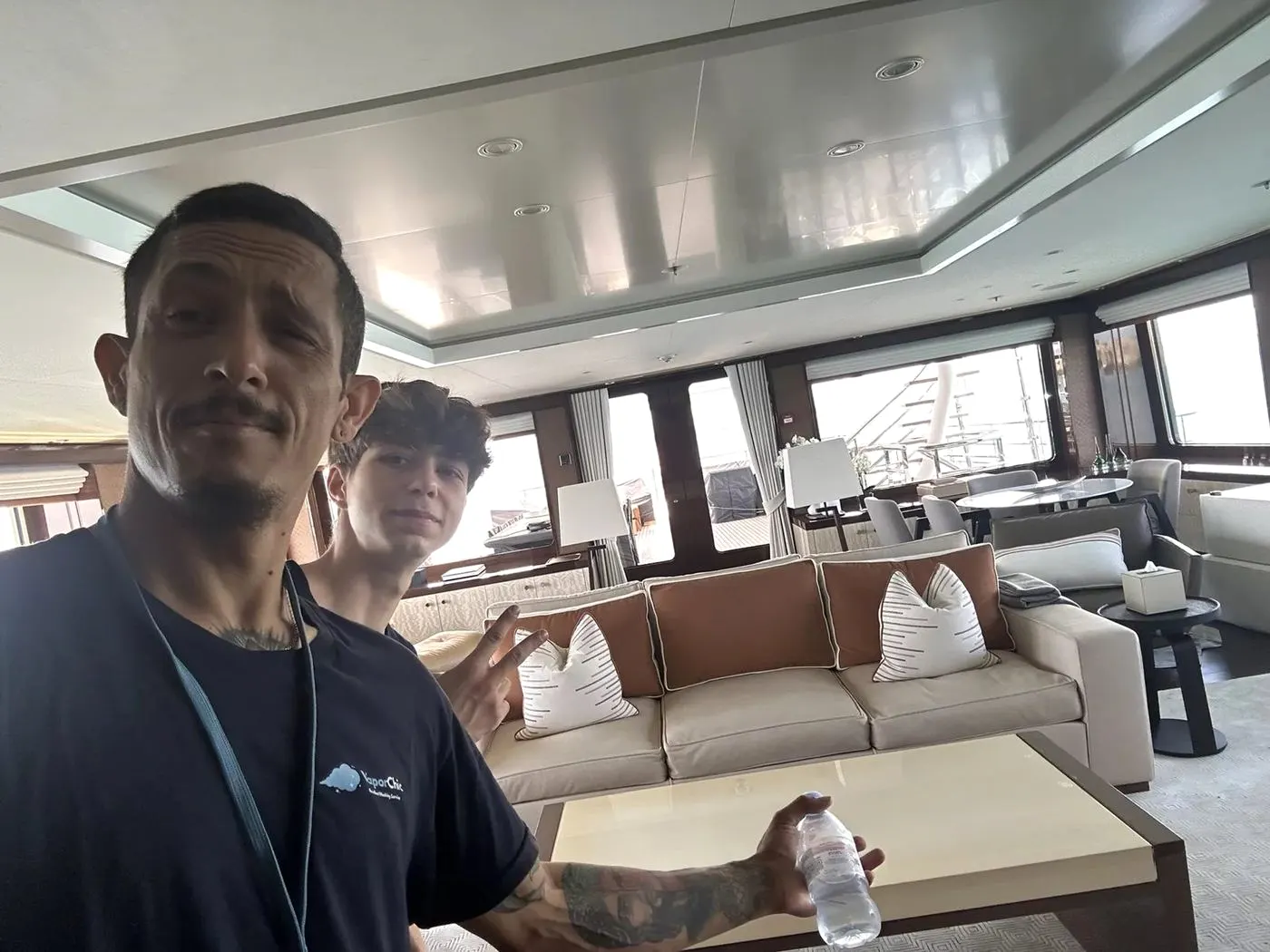 Fabrizio Presti e la squadra VaporChic a bordo di uno yacht a Siracusa Fabrizio Presti e la squadra VaporChic a bordo di uno yacht a Siracusa