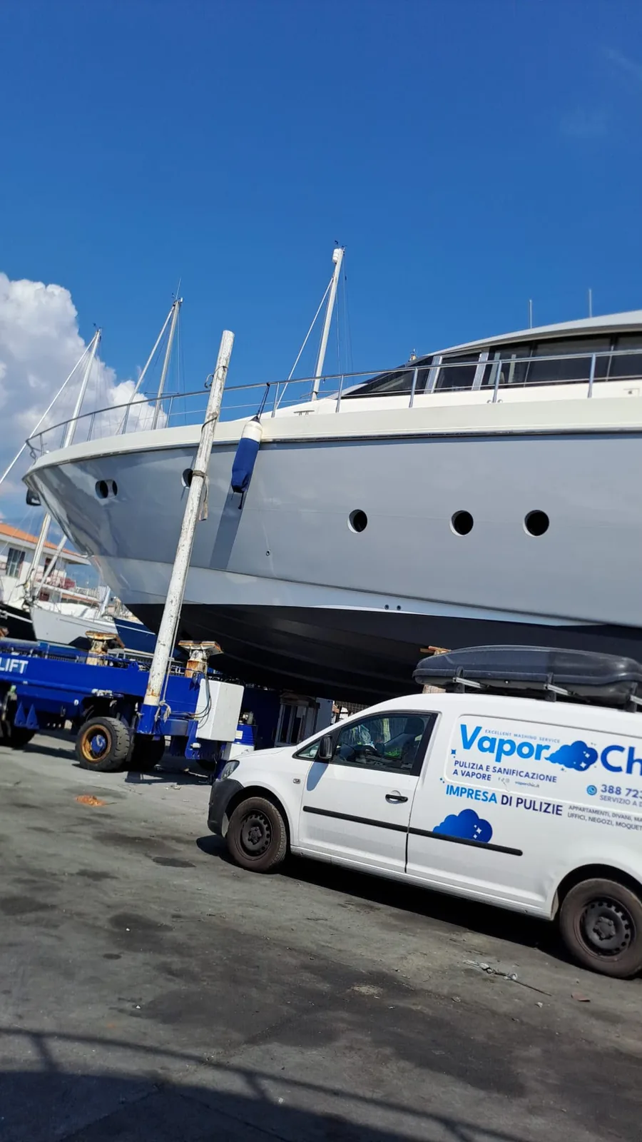 Furgone attrezzato VaporChic in banchina davanti allo yacht Furgone attrezzato VaporChic in banchina davanti allo yacht