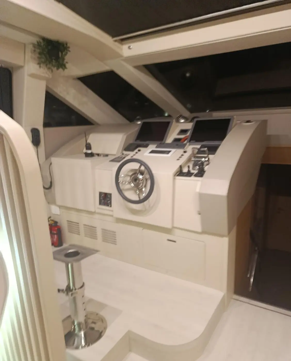 Postazione di guida e sedile di uno yacht dopo la pulizia Postazione di guida e sedile di uno yacht dopo la pulizia