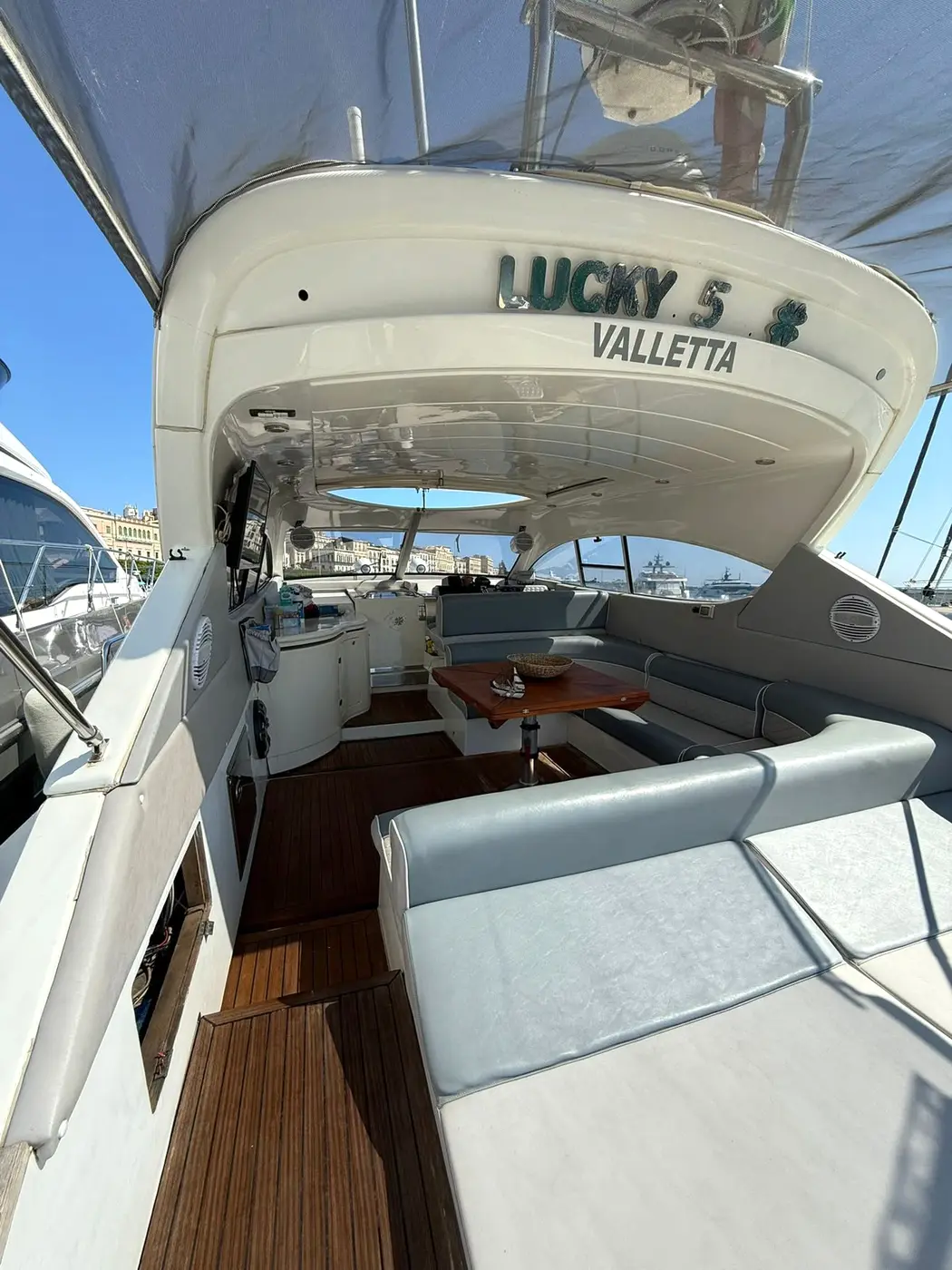 Pozzetto e cuscinerie di uno yacht durante il trattamento a vapore Pozzetto e cuscinerie di uno yacht durante il trattamento a vapore