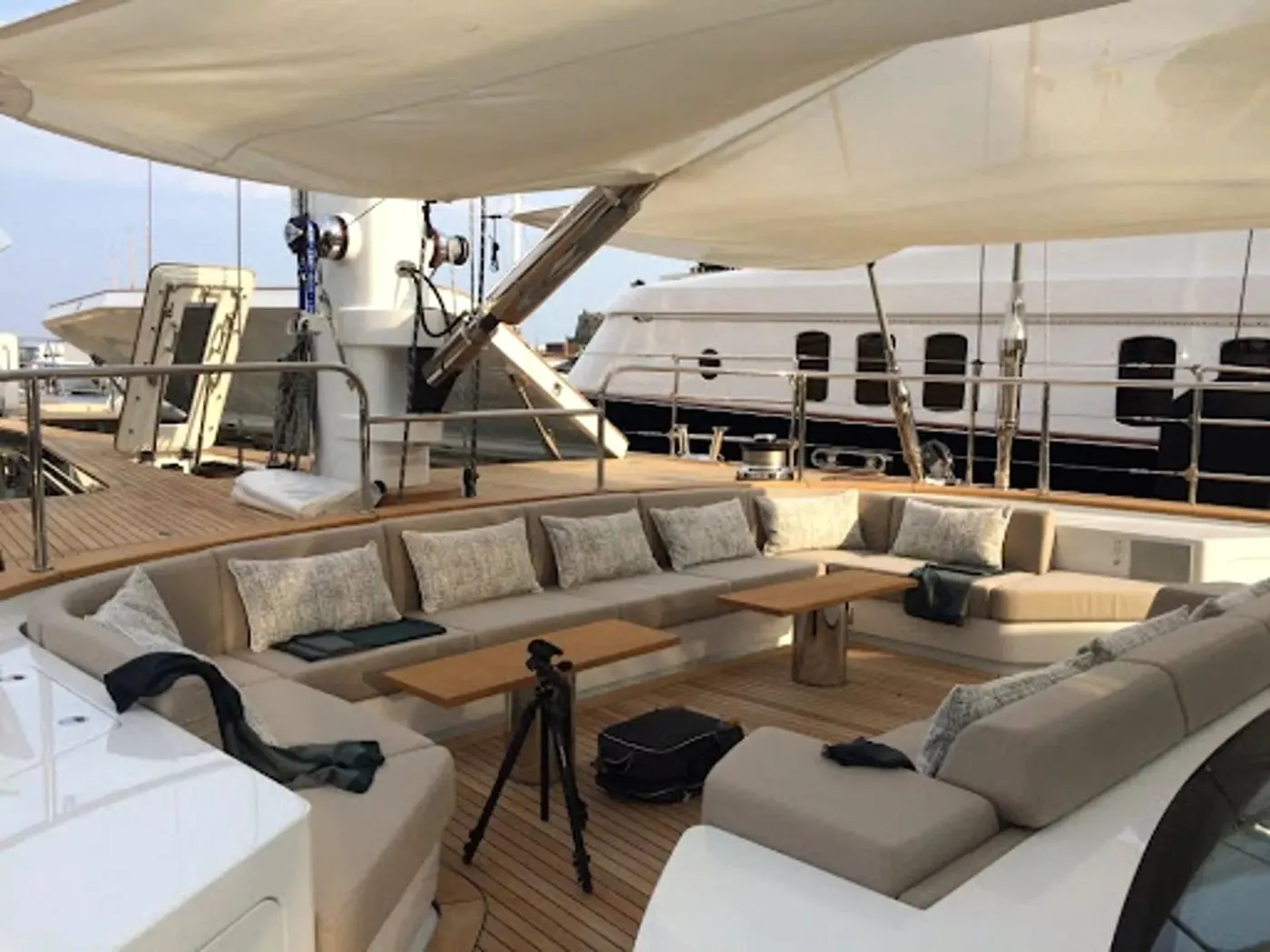 Pozzetto esterno dello yacht con cuscinerie e attrezzatura VaporChic Pozzetto esterno dello yacht con cuscinerie e attrezzatura VaporChic