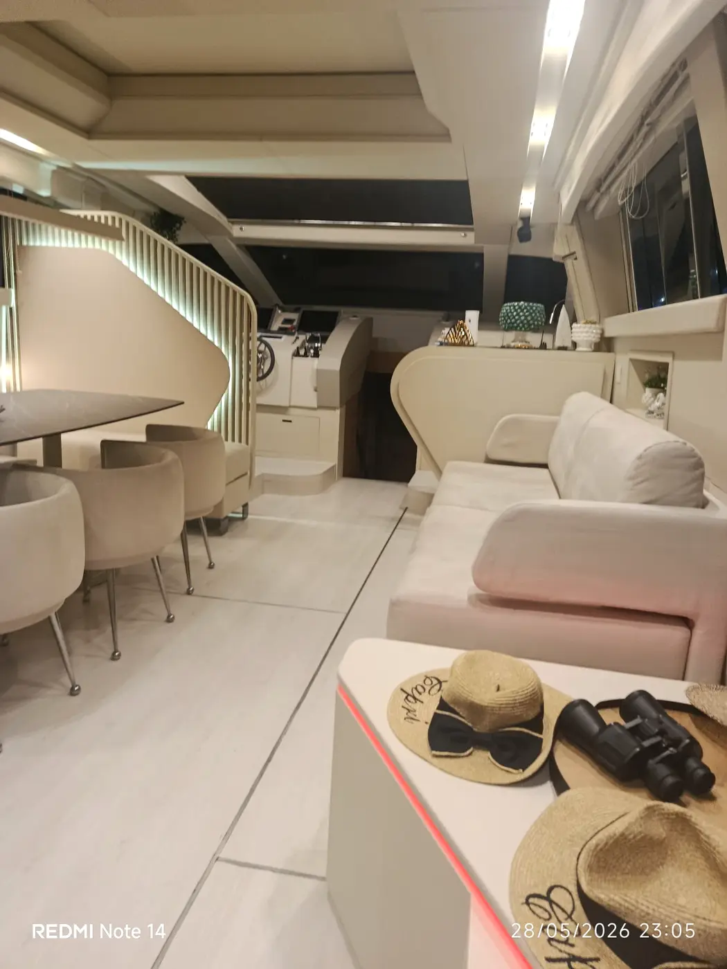 Divani e tappezzerie del salone interno di uno yacht Divani e tappezzerie del salone interno di uno yacht