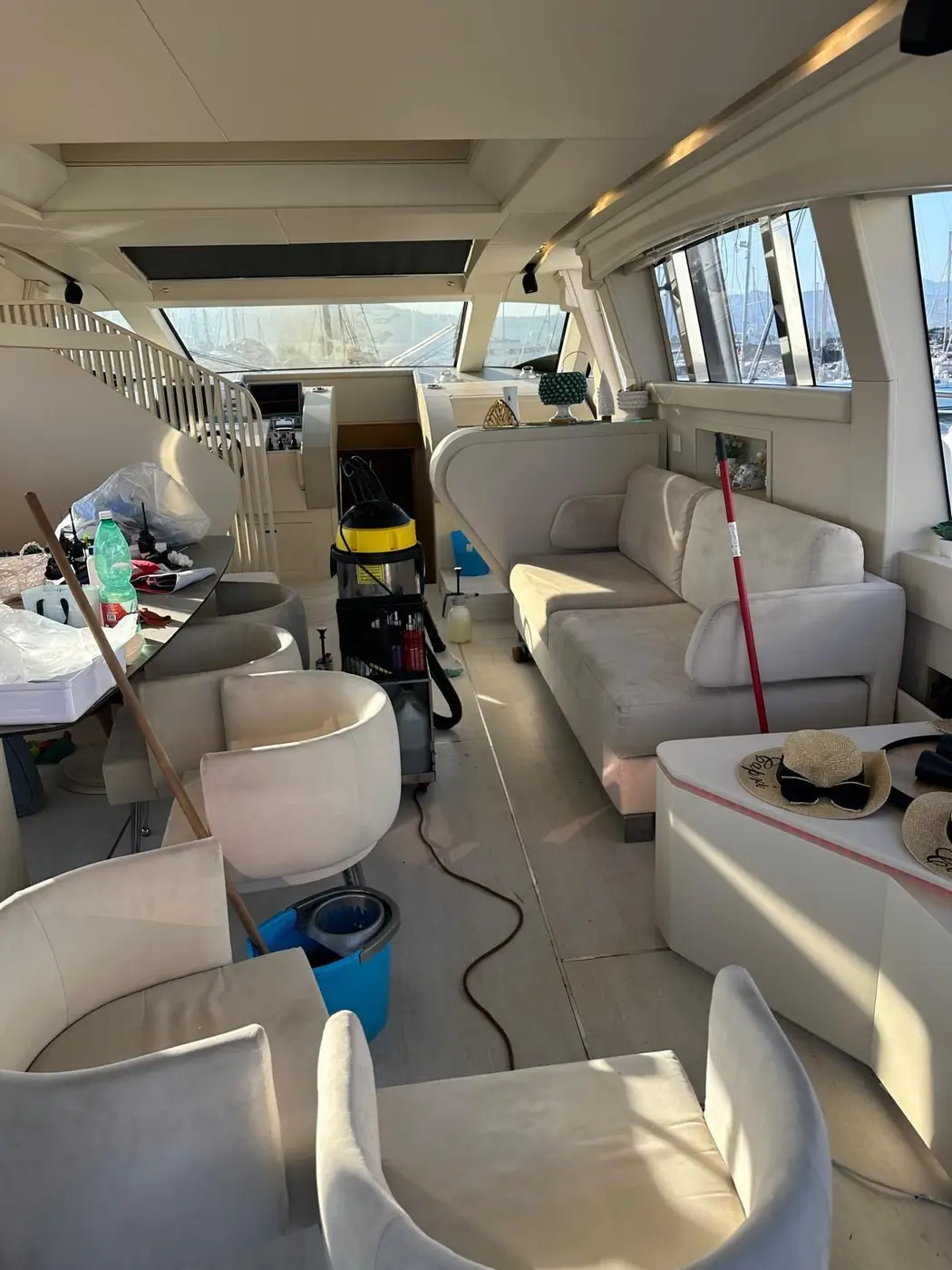 Salone di uno yacht durante la pulizia, con l'attrezzatura VaporChic a bordo Salone di uno yacht durante la pulizia, con l'attrezzatura VaporChic a bordo