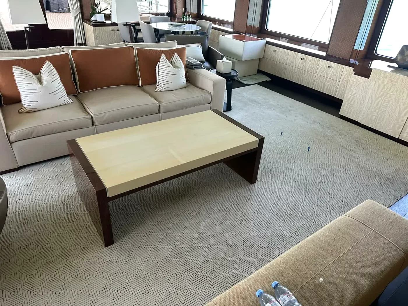 Salone interno dello yacht con divani e moquette igienizzati Salone interno dello yacht con divani e moquette igienizzati