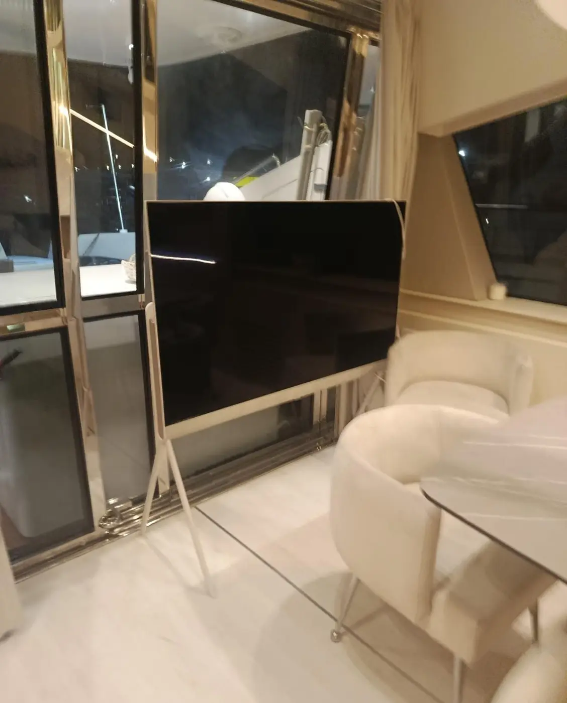 Poltroncine e vetrate del salone di uno yacht pulite Poltroncine e vetrate del salone di uno yacht pulite