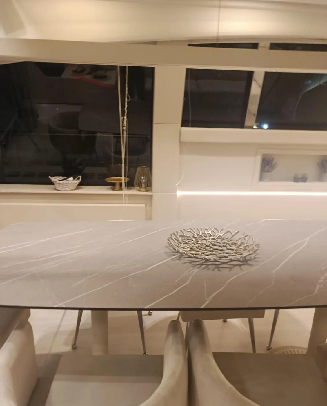 Tavolo e sedute della zona pranzo di uno yacht dopo la pulizia Tavolo e sedute della zona pranzo di uno yacht dopo la pulizia