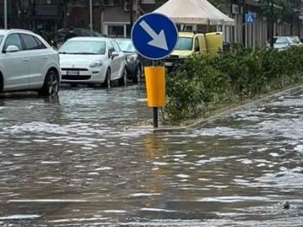 Pulizia profonda e trattamento smacchiante su sedile auto Pulizia profonda e trattamento smacchiante su sedile auto